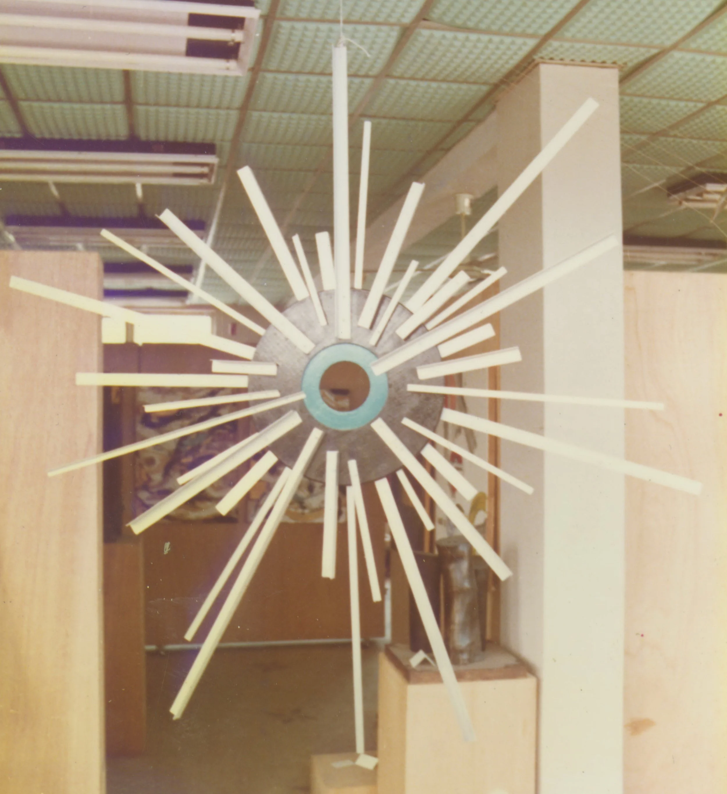 林嘉华 Lin  Jiahua  
有气无力, 渐渐消失的光芒 (木板和鋁合金)
Weak and listless, the light gradually fades away (wooden board and aluminum)
(己焚烧 It was burned) 1986