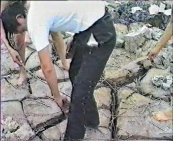 黄永砅和自愿参与者 
Huang Yongping and volunteer participants
鞭炮裤子 表演活动
Firecracker Pants Performance Activities
郑轼摄影 Videographer by Zheng Shi 
1987 Xiamen 