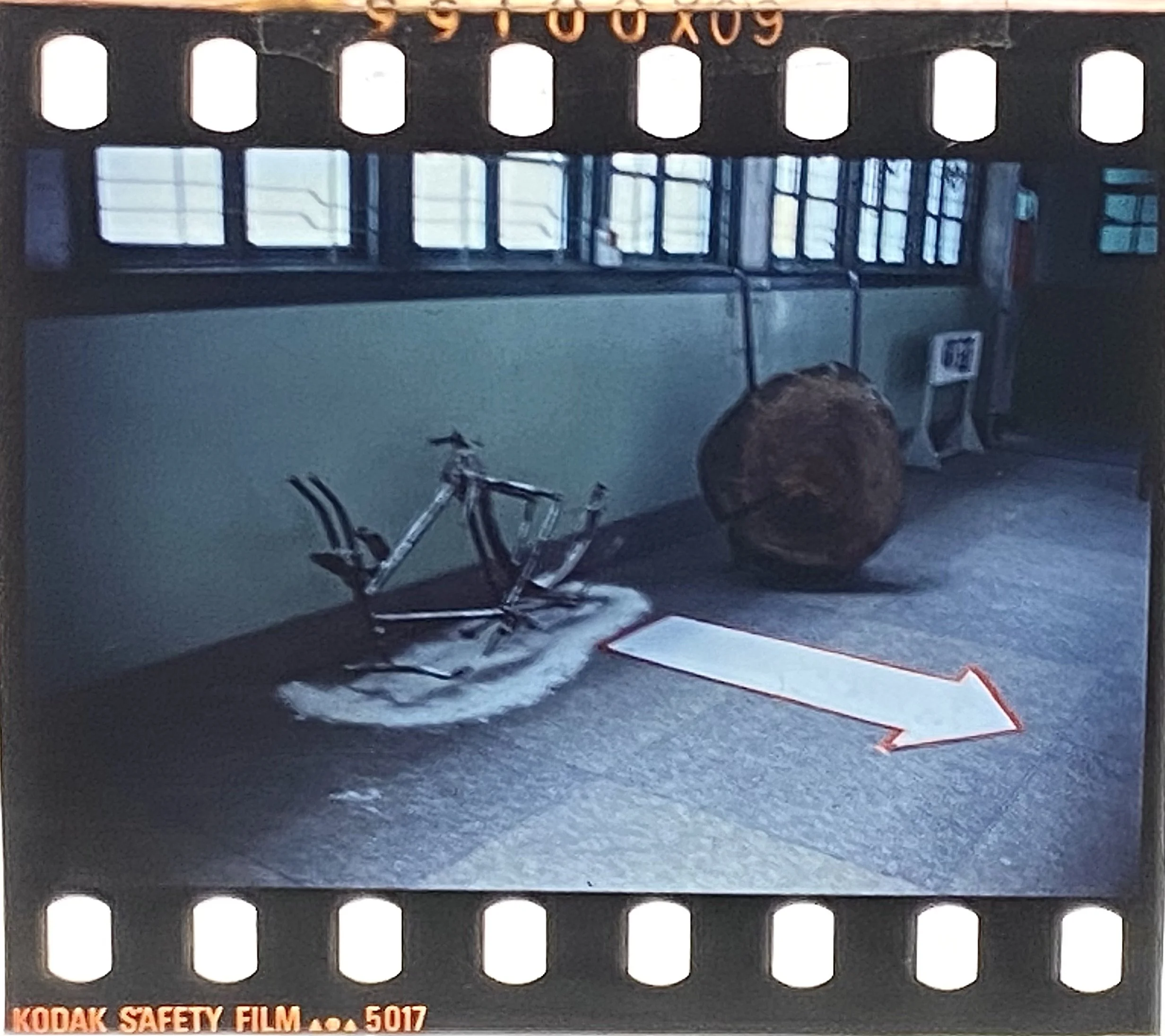 发生在福建省美术展览馆内的事件展览
Exhibition of events that occurred at the Fujian Provincial Art Museum
Fuzhou China  Dec 1986
俞晓刚摄影 Photography by Yu Xiaogang  