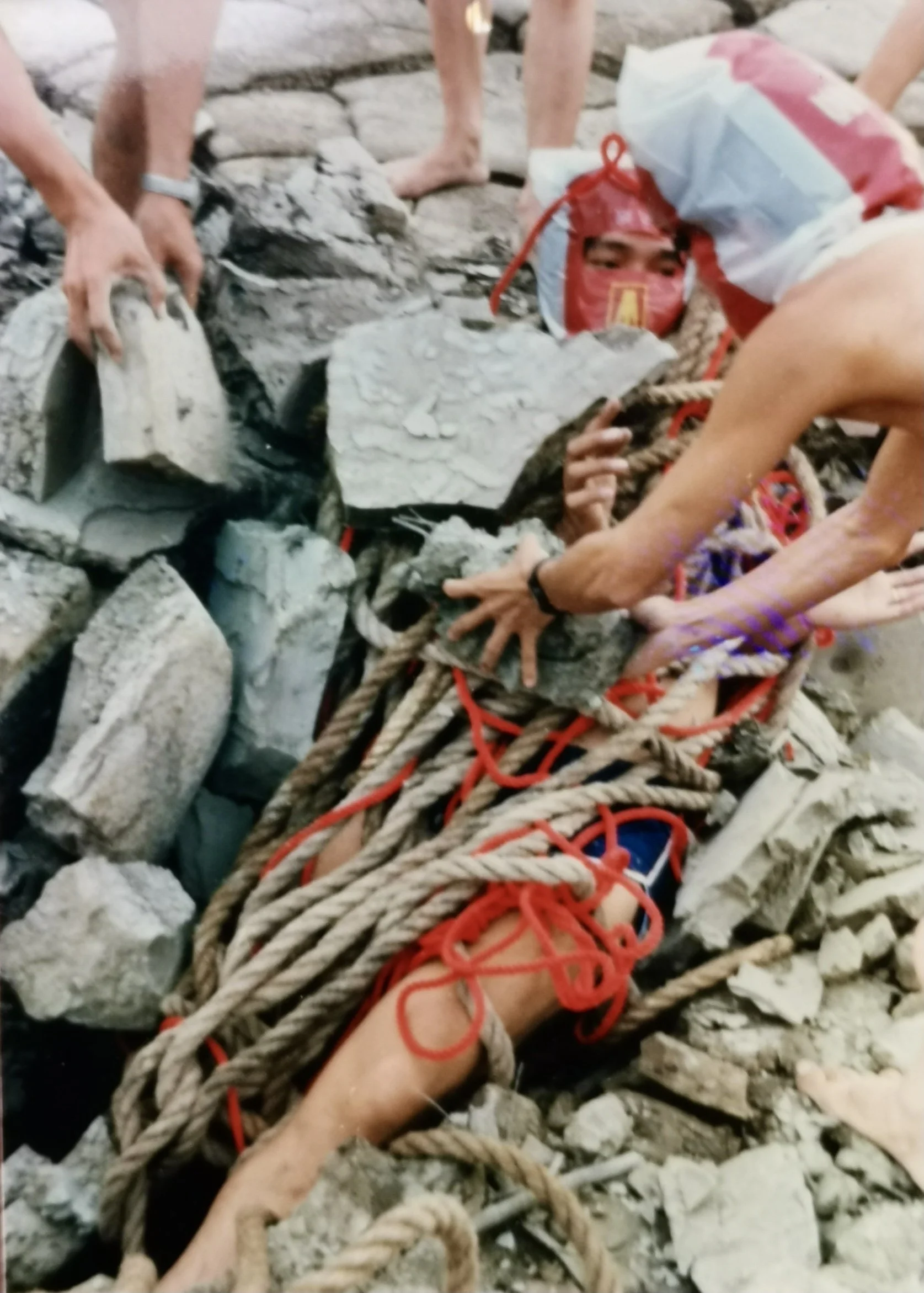 林嘉华和自愿参与者
Lin Jiahua and volunteer participants
纠缠捆绑艺术行为 
Entanglement and Bondage Art Performance 
厦门 筼筜港 枯泥滩   Xaimen 1987 
吴艺明摄影 Photography by Wu Yiming
