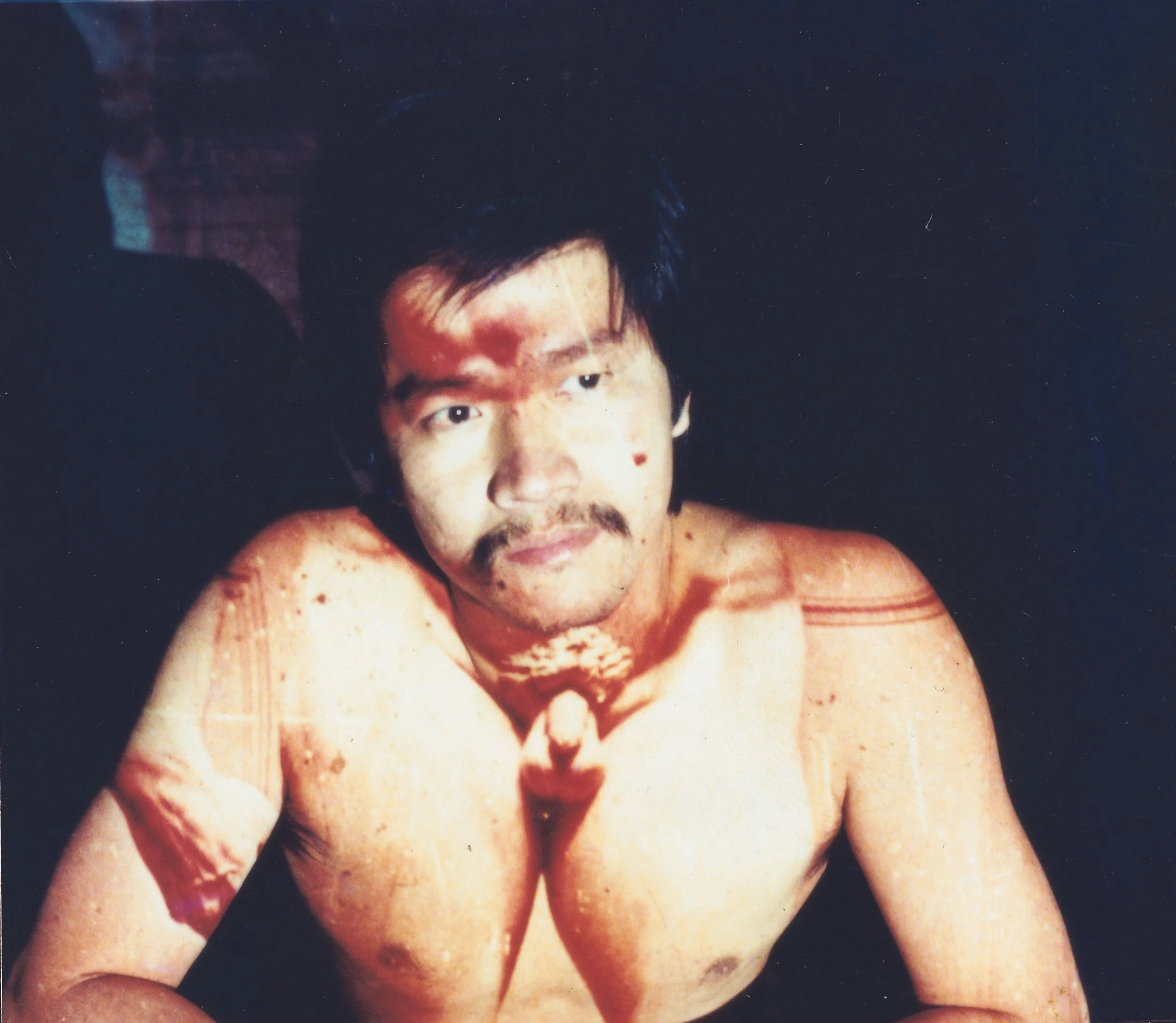 林嘉华  Lin Jiahua
进入美術史的幻燈活动 
A Slideshow into Art History
米開朗基羅 大卫 投射在林的颈部
The Michelangelo David slide projected on to Lin's neck 
1988 Xiamen 
吴艺明摄影 Photography by Wu Yiming