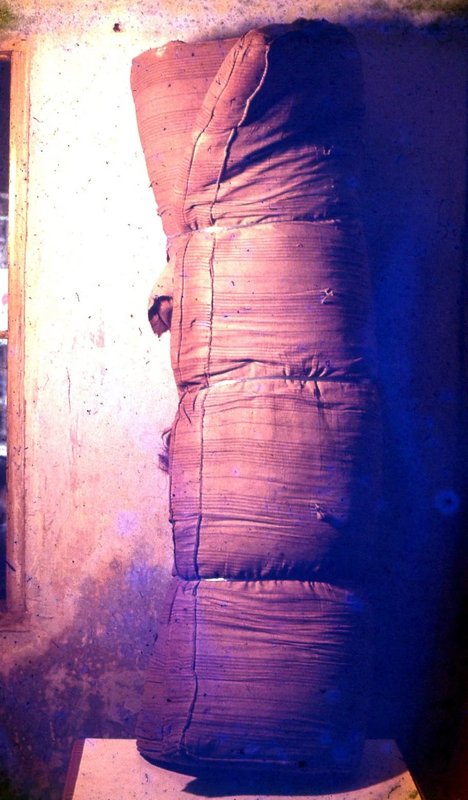 焦跃明 Jiao Yaoming 
紧束的床垫  Tight mattress
( 己焚烧 It was burned ) 1986