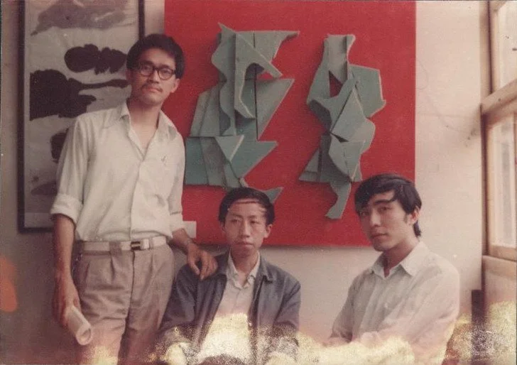 林嘉华, 黄永砅, 焦耀明. (左起) 
Lin  Jiahua,  Huang Yong Ping, Jiao Yaoming (left to right)  
Xiamen 1983 