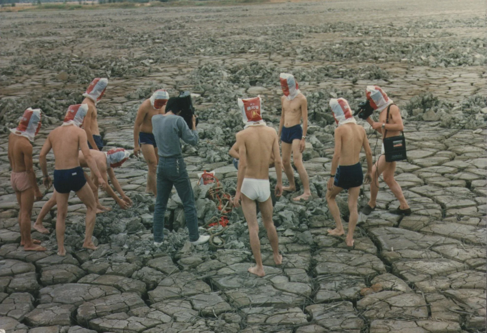 林嘉华和自愿参与者
Lin Jiahua, Huang Yongping and volunteer participants
焚书坑儒 
Burning of books and burying of scholars
厦门 筼筜港 枯泥滩   Xaimen 1987 
郑轼摄影 Videographer by Zheng Shi 