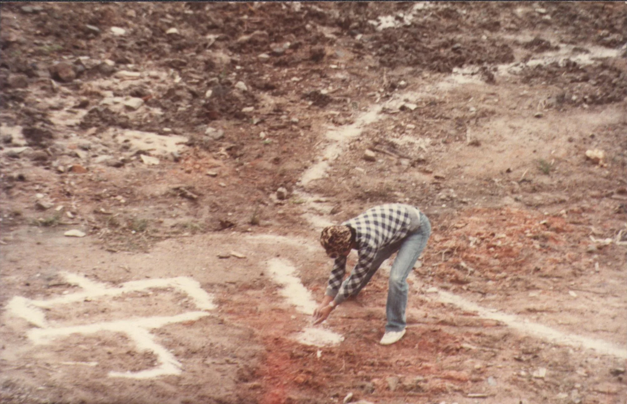 不消灭艺术, 生活不安宁! 
Life cannot be peaceful without the annihilation of art! 
林嘉华在现场
Lin Jiahua at the scene
厦门达达現代艺术展 - 展出藝術作品焚烧后的现场 
Xiamen Dada Modern Art Exhibition - Scene after the exhibited artworks were burned
1986. 11.23  