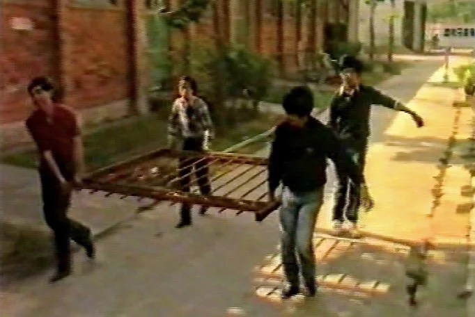 被遗弃的 ... 物品 ... 进入美术馆
Outdoor abandoned material Moved into Art Museum
焦耀明, 黄永砅, 林嘉华, 俞晓刚（ 左起 )
Jiao Yaoming, Huang Yong Ping, Lin  Jiahua, Yu Xiaogang (left to right)
Fuzhou China 1986.12