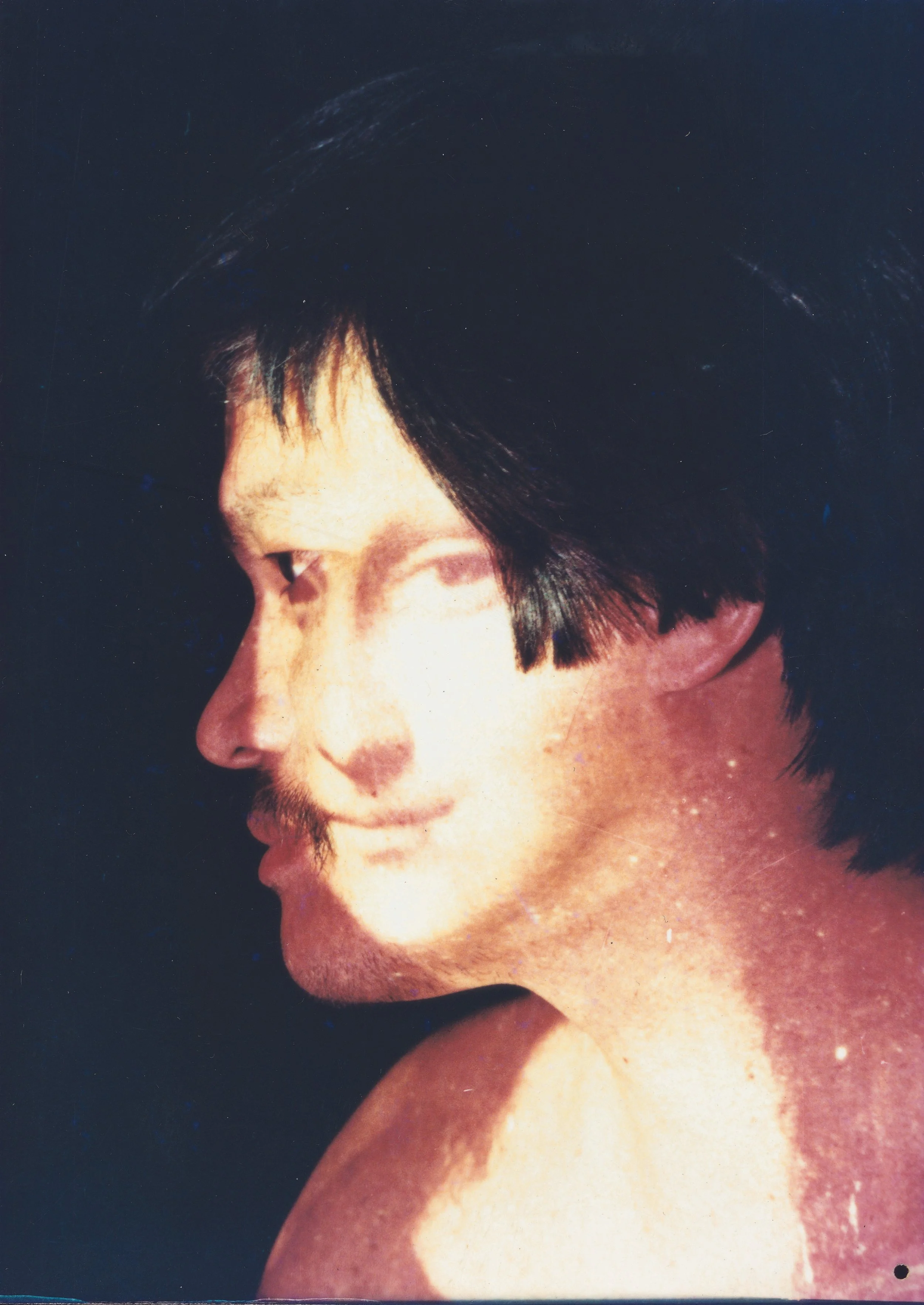 林嘉华  Lin Jiahua
进入美術史的幻燈活动 
A Slideshow into Art History
蒙娜麗莎 投射在林的脸上
The slide projected Mona Lisa onto Lin's face. 
1988 Xiamen 
吴艺明摄影 Photography by Wu Yiming