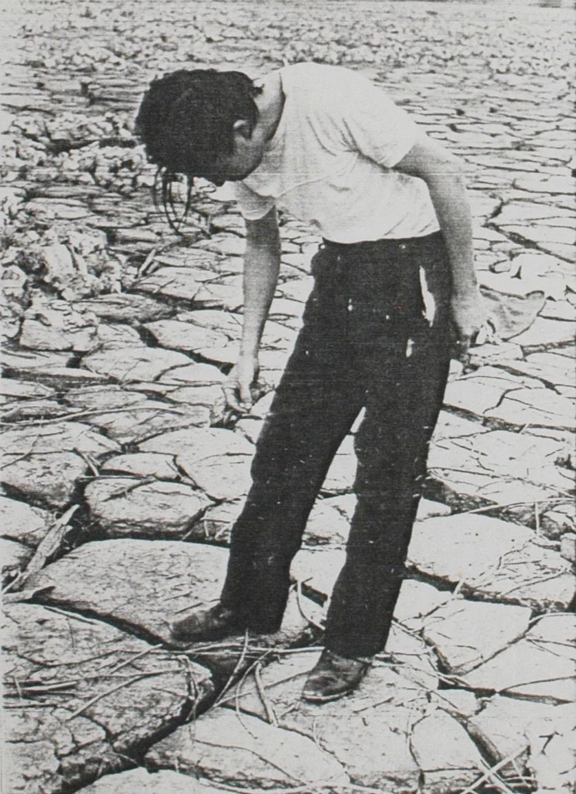 黄永砅 Huang Yongping
鞭炮裤子 表演活动
Firecracker Pants Performance Activities
厦门 筼筜港 枯泥滩   Xaimen 1987 