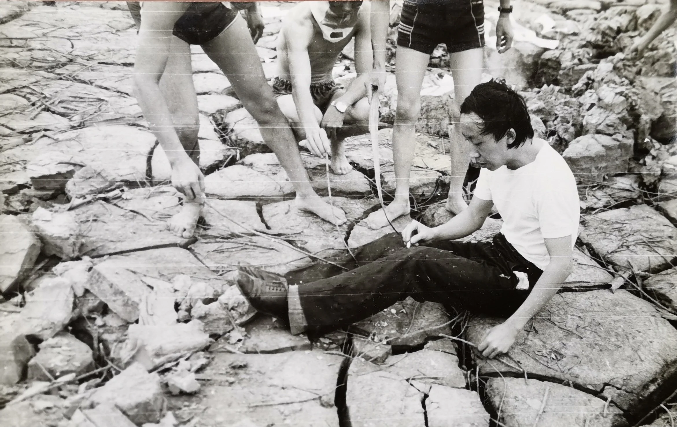 黄永砅和自愿参与者 
Huang Yongping and volunteer participants
鞭炮裤子 表演活动
Firecracker Pants Performance Activities
厦门 筼筜港 枯泥滩   Xaimen 1987 
吴艺明摄影 Photography by Wu Yiming