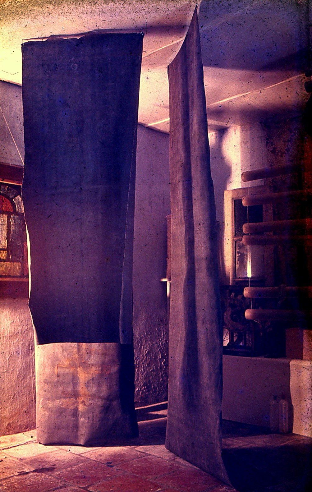 焦跃明 Jiao Yaoming 
紧束的床垫  (实物) A tightly fitted mattress (actual product)
( 己焚烧 It was burned ) 1986