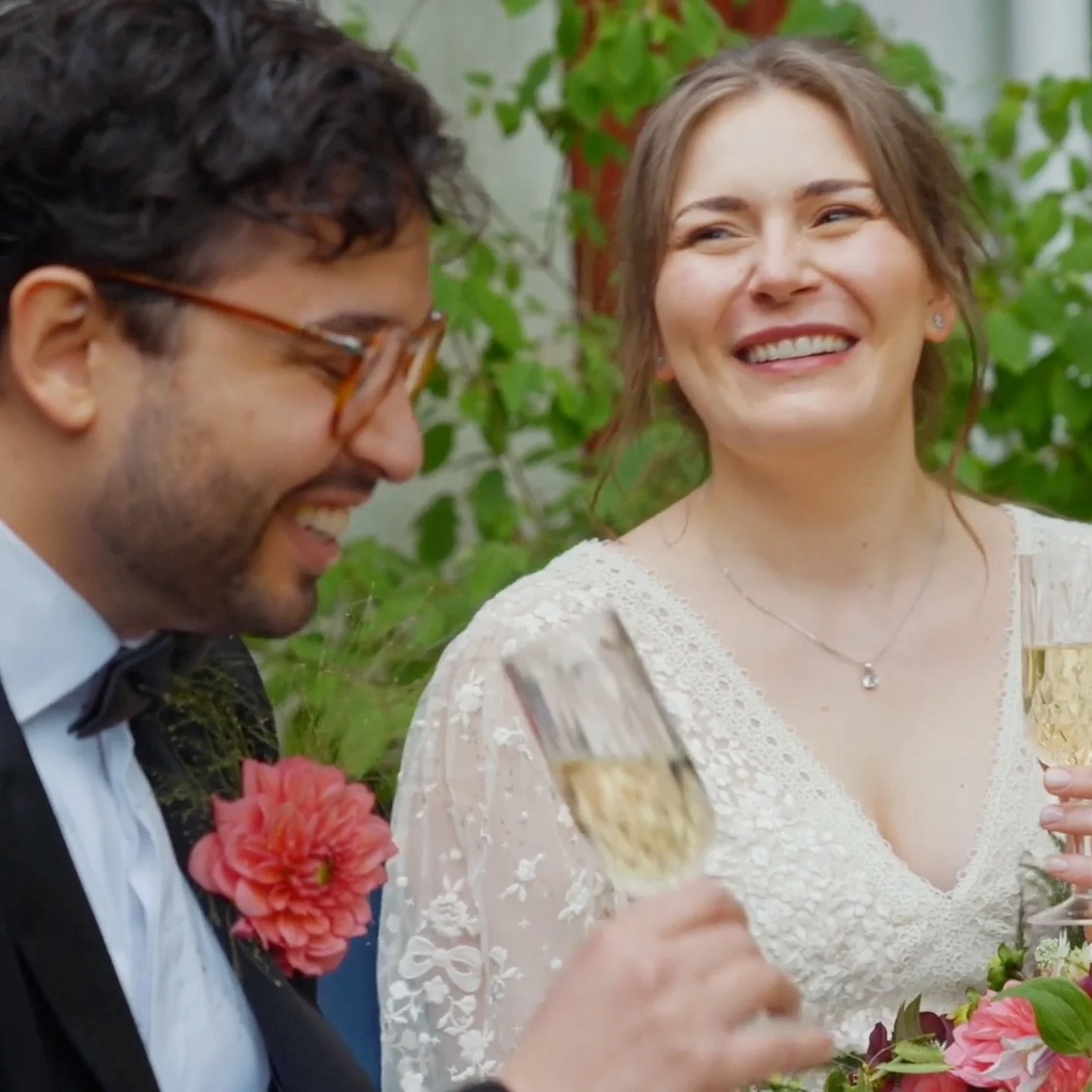 Det &auml;r s&aring; otroligt konstigt att gifta sig med n&aring;gon man aldrig tr&auml;ffat. En av sakerna som jag f&ouml;rv&aring;nades mest &ouml;ver &auml;r hur det samtidigt k&auml;ndes s&aring; o-konstigt. Och hur mycket det k&auml;nns som p&ar