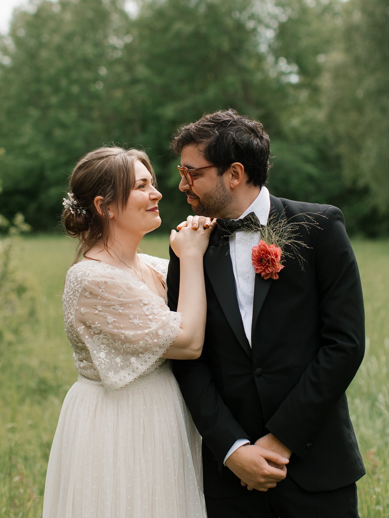 H&auml;r kommer n&aring;gra riktiga br&ouml;llopsbilder. 😍💍📸 Och inte bara mina egna sk&auml;rmdumpar fr&aring;n programmet. 😅🥰 All fotocredd till @rynefeltphotography 🫶