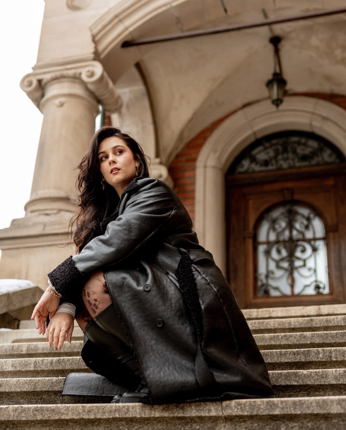 COZY WINTER SHOOT. 

Endlich komme ich dazu euch die Ergebnisse von diesem Shoot mit der wundersch&ouml;nen Nadine zu zeigen. 🤍 
Gemeinsam mit @selinapueschl.design sind wir Anfang Januar durch die Stra&szlig;en von Amberg geschlendert und konnten u