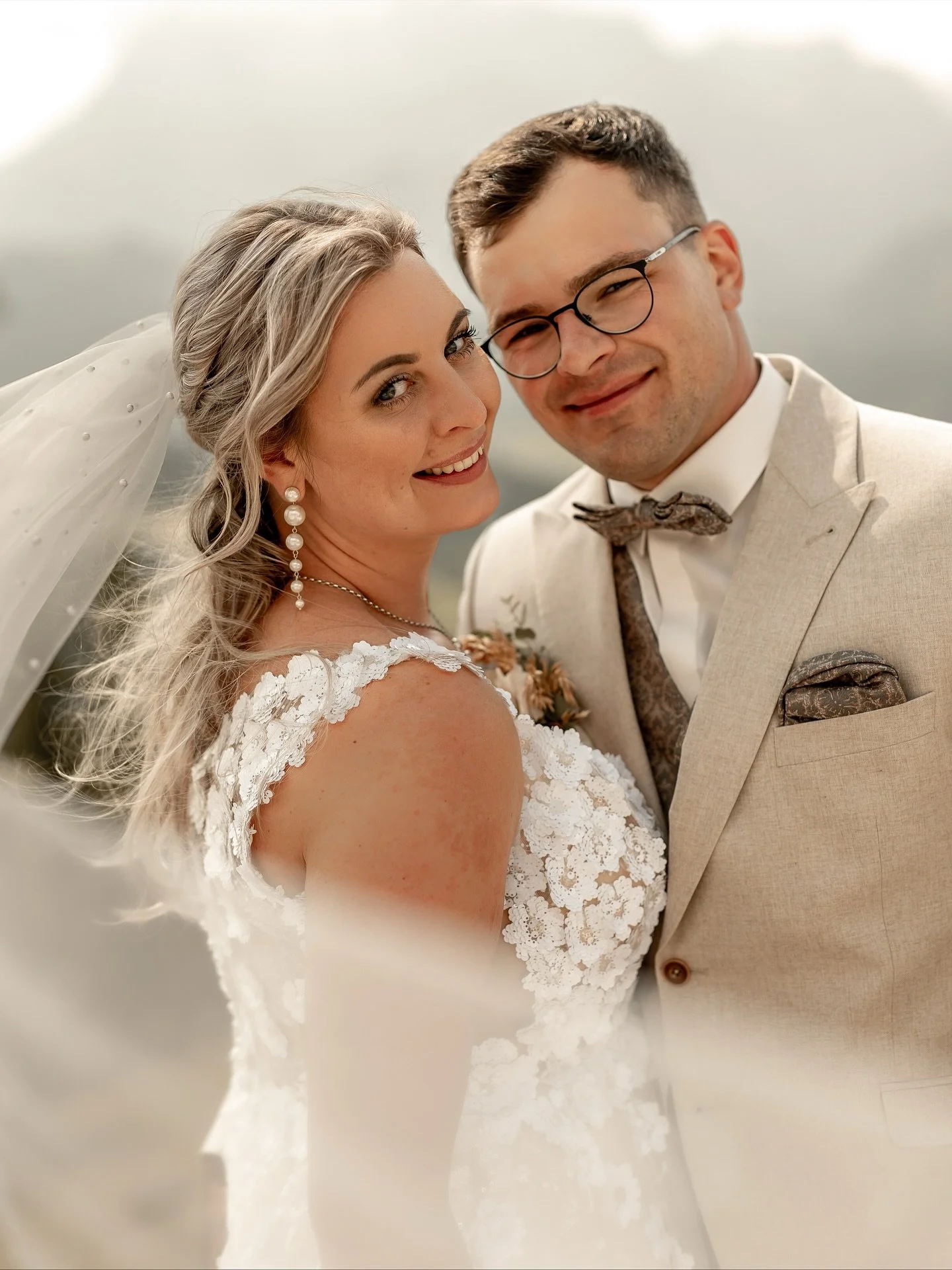 WHEN DREAMS COME TRUE. 

Diese Hochzeit in den Bergen im August war wirklich ein wahr gewordener Traum. Eine handvoll Herzensmenschen, traumhafte Bergkulisse, bestes Wetter und grandiose Stimmung. 🤍 

Kleid: @die.brautgalerie 
Anzug: @herrenausstatt