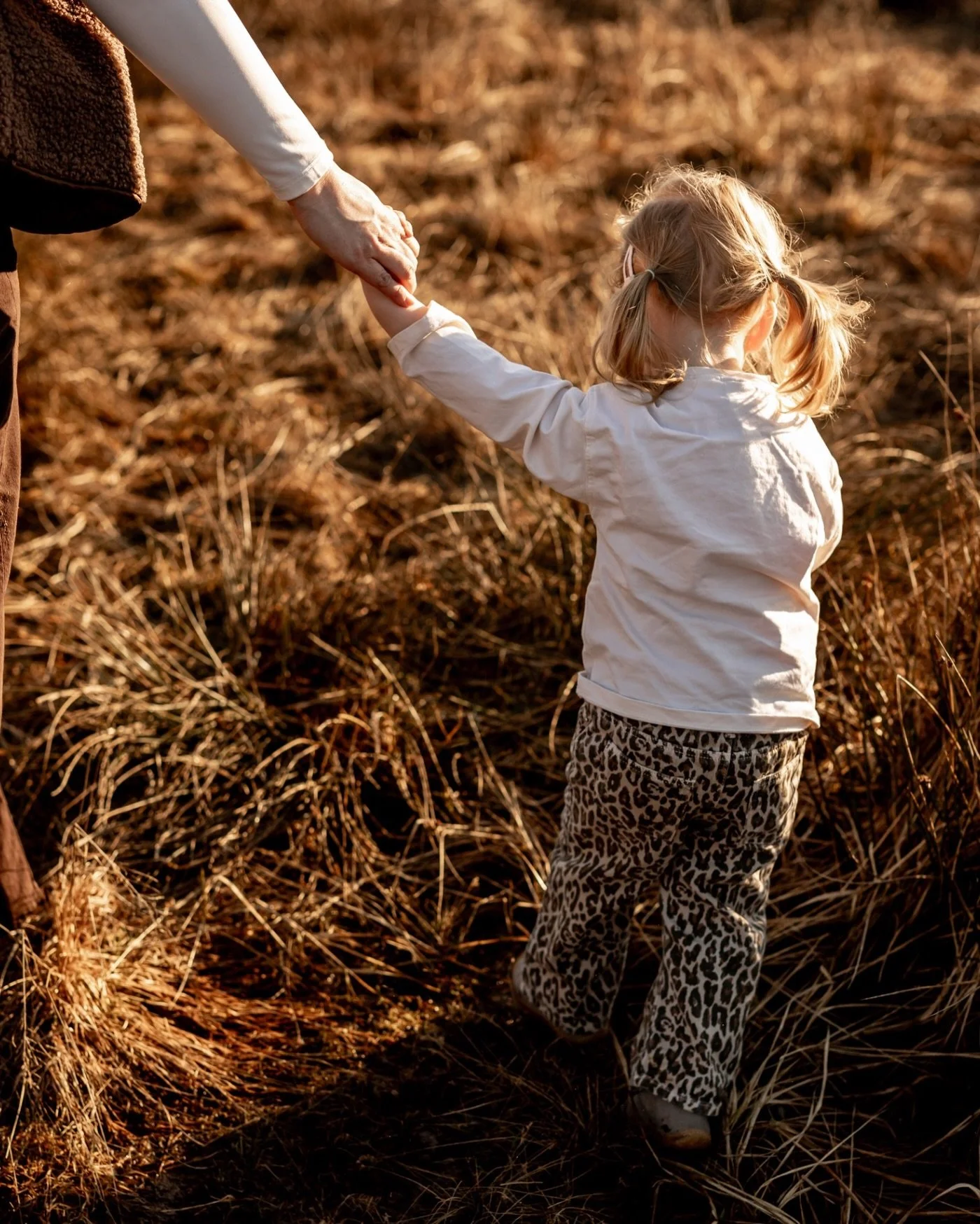 TEAM. 

Ich liebe diese kleinen, echten Momente so sehr 🤍
Es darf einfach passieren, was gerade da ist &ndash; ein Lachen, ein Rennen, ein Kuscheln.
Und genau daraus entstehen diese besonderen Erinnerungen, die sich nach euch anf&uuml;hlen.

Ob ihr 
