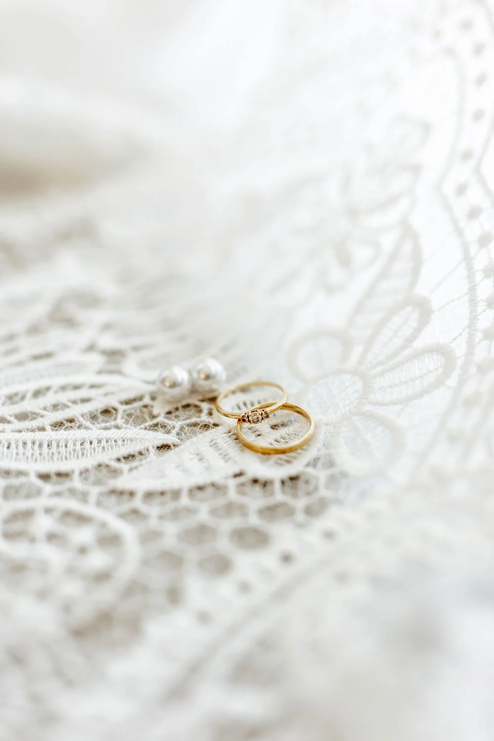 Zwei Ringe liegen auf einem Stück Spitze