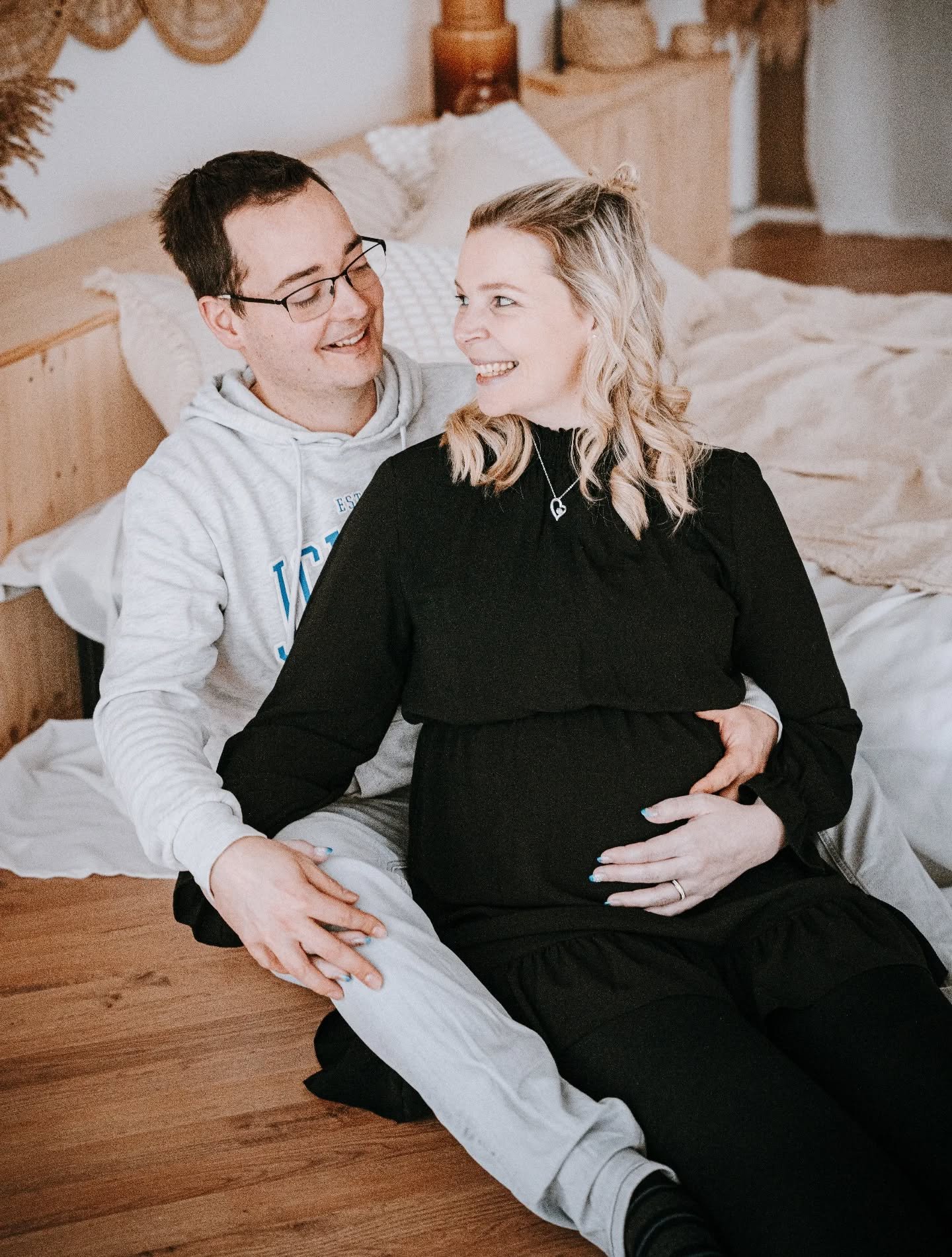 Blicke sagen bekanntlich mehr als 1.000 Worte 🤍
______________________________

nat&uuml;rlich. echt. von Herzen.

📷 Familien- &amp; Paarfotografie in Celle &amp; der S&uuml;dheide
📍 Tageslichtatelier in 29303 

Nat&uuml;rliche Familienfotos &bull
