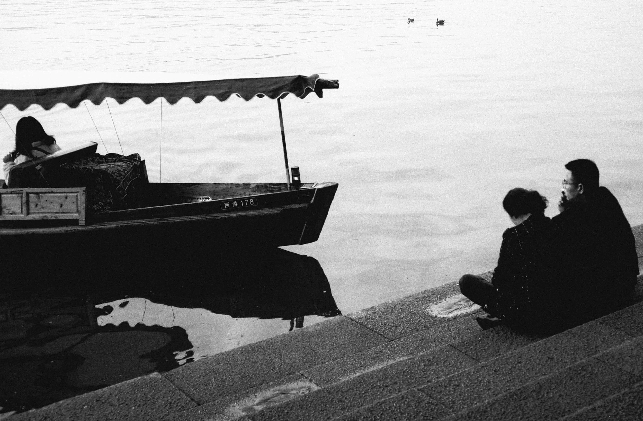 《坐在西湖边的人》- 朱栢霆.jpeg