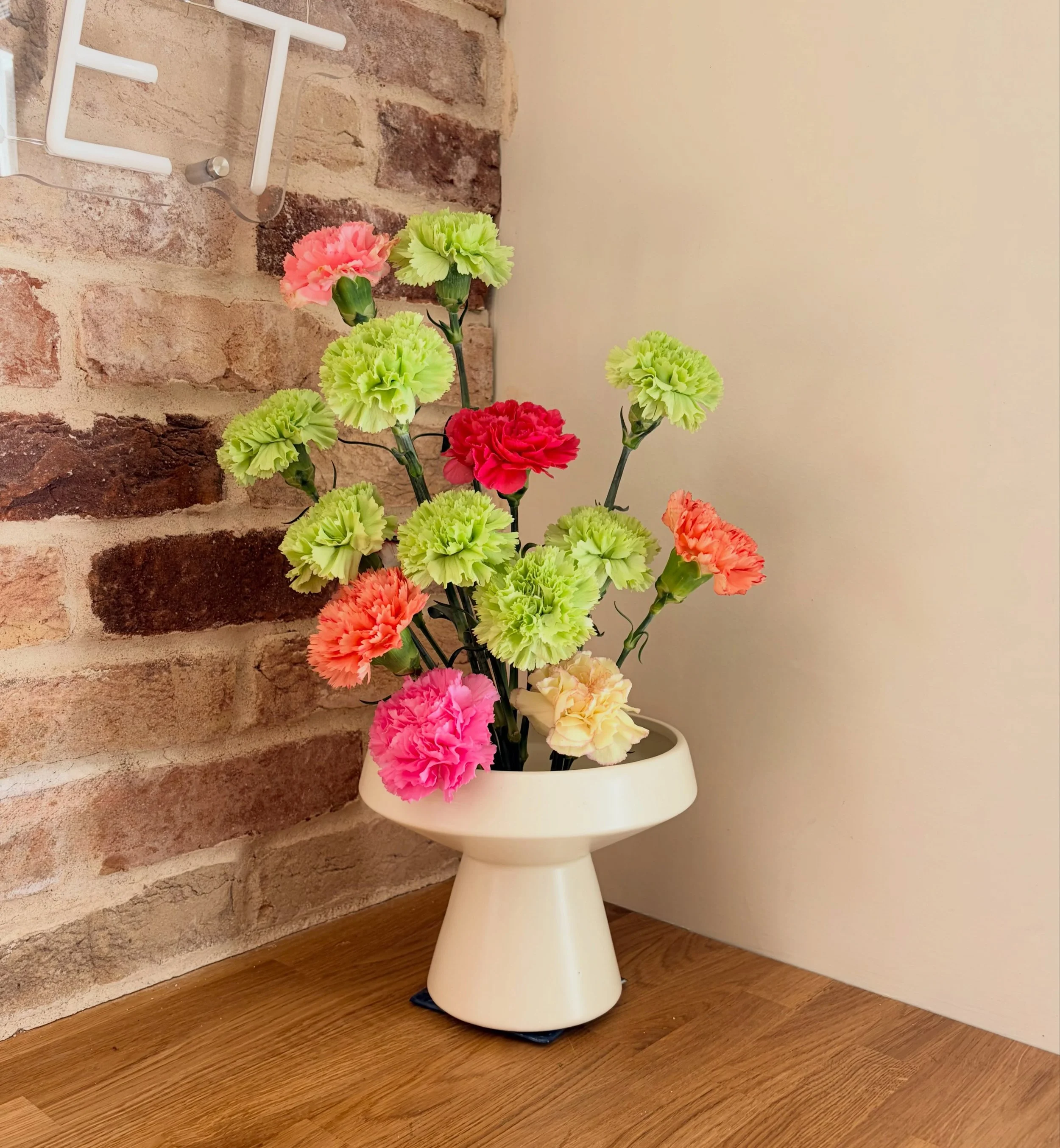 Carnation Ikebana&hellip;I can&rsquo;t help but think they look like pom poms!

Such an overlooked flower but I really enjoyed working with them on different levels and in different colours to create a modern and minimal arrangement. 

I also treated