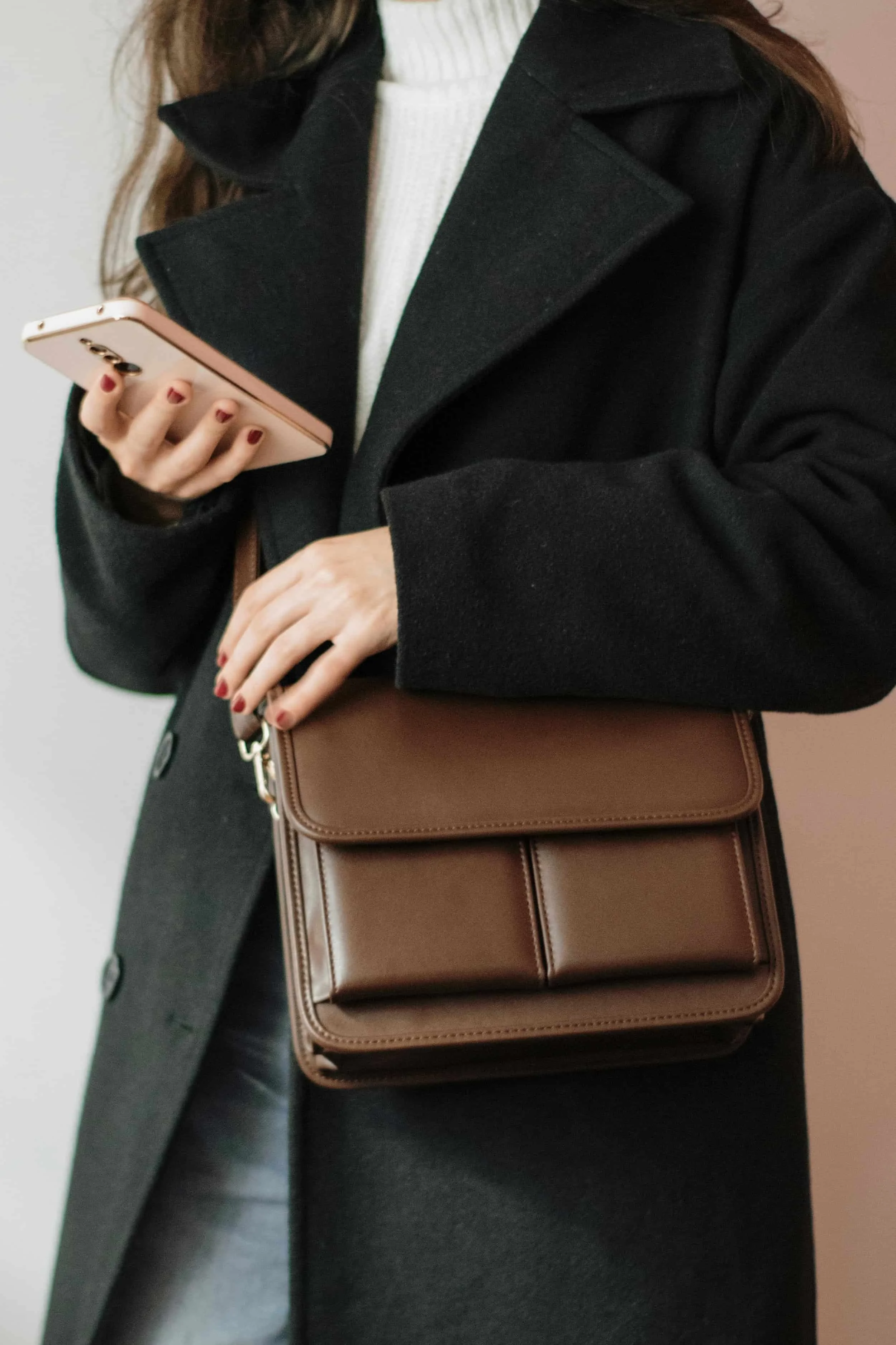 Young model holding an elegant shopping bag.