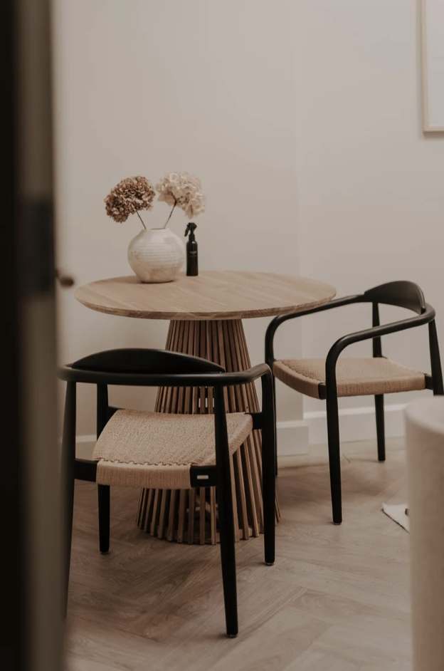 Therapy table for a collaborative therapy session in English and French, online and in person at Keizersgracht 394 in Amsterdam.