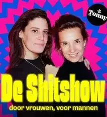 Twee vrouwen glimlachen voor een kleurrijke achtergrond met tekst 'De Shitshow door vrouwen, voor mannen' en 'Tommy'.