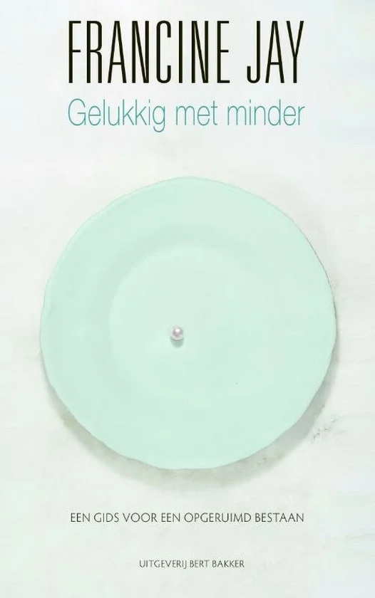 Boekomslag met titel 'Gelukkig met minder' door Francine Jay, een bloemvormige decoratie met een parel in het midden en de tekst 'Een gids voor een opgeruimd bestaan', uitgever Bert Bakker.
