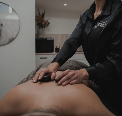 Een persoon die een massage of behandeling ondergaat op de rug in een spa- of behandelkamer.