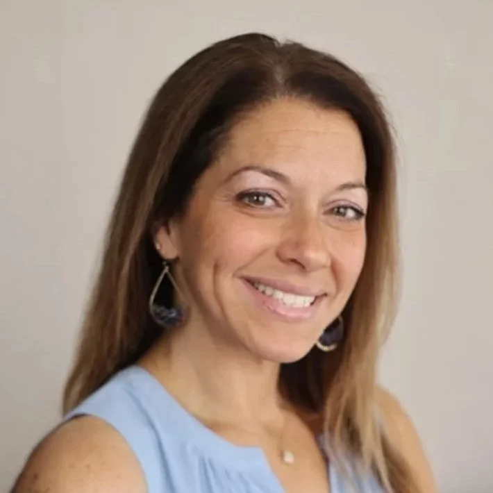 Photo of Deanna Scaldaferri, licensed massage therapist, Reiki Master, public speaker, and life coach | survivor of narcissitic abuse