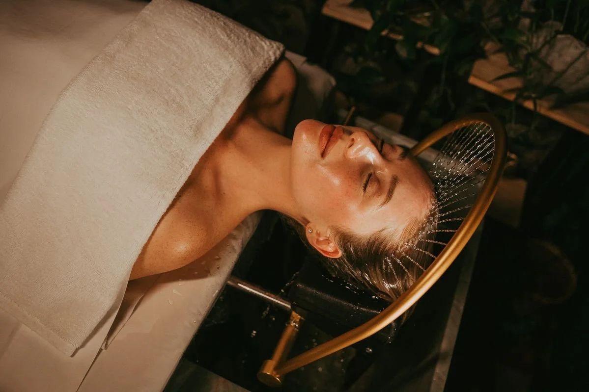 Femme détendue pendant un Head Spa entre copines à Marcoussis