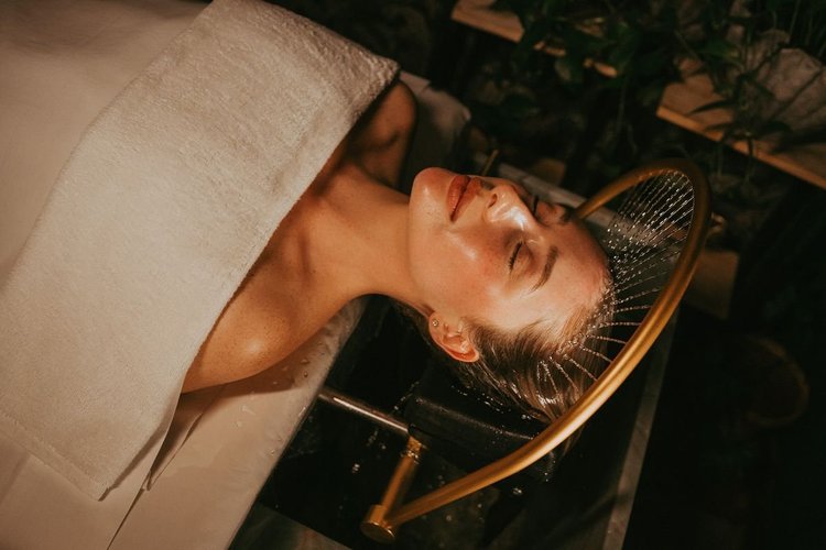 Femme pendant un Head Spa à Marcoussis (91)