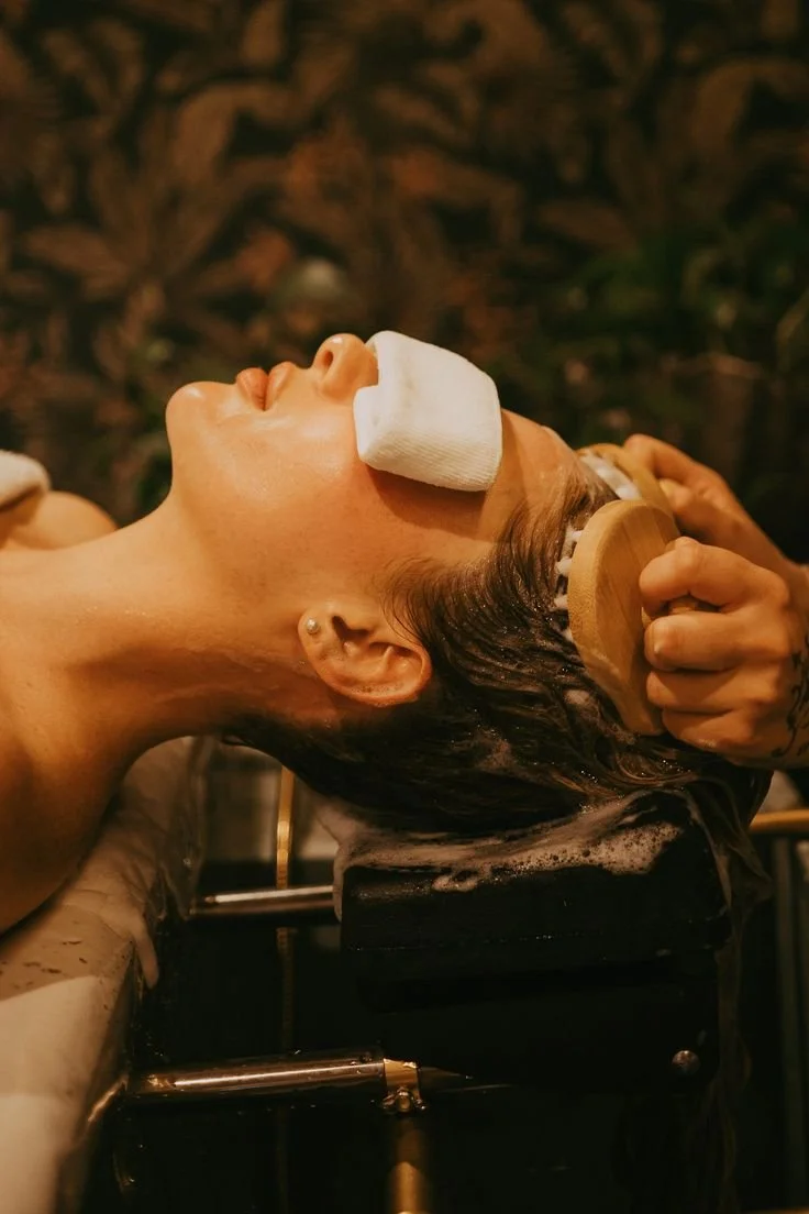 Massage du cuir chevelu pendant un Head Spa — La Maison Luma