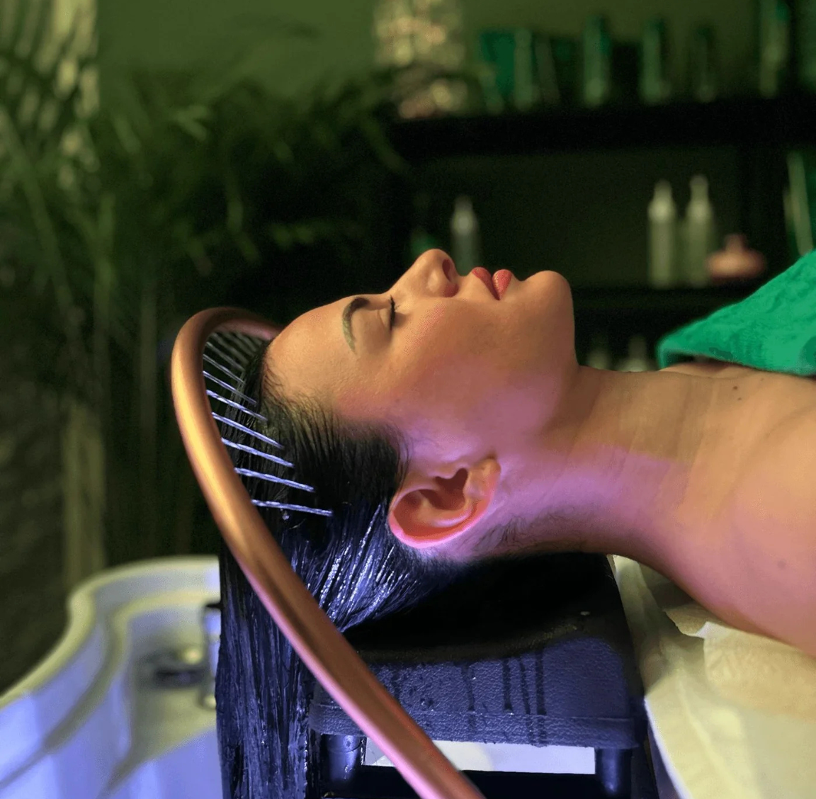Femme pendant un rituel Head Spa immersif en Essonne