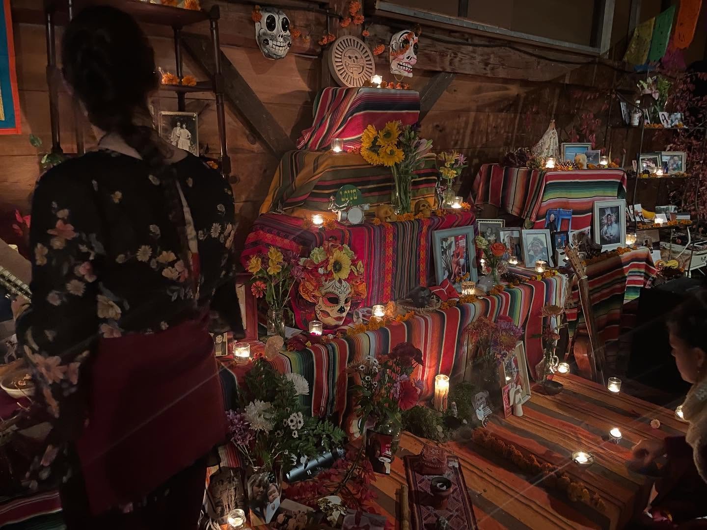 D&iacute;a de los muertos celebraci&oacute;n 🍾 💐🪦How beautiful to see so many different people mix here tonight in service of ancestors and loved ones on the other side. 🕯️

We pray for you world 
To come and find us
To see us and recognize us
An