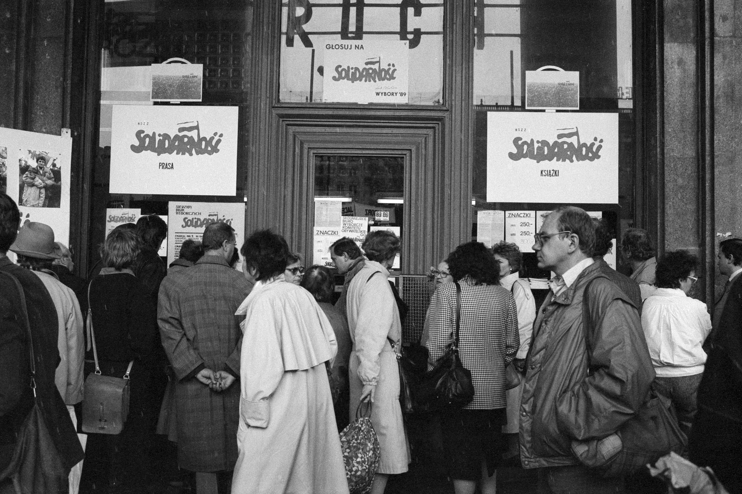 Przed kawiarnią Niespodzianka – siedzibą
opozycyjnego sztabu Komitetu Obywatelskiego„Solidarność”. 
Warszawa, maj 1989