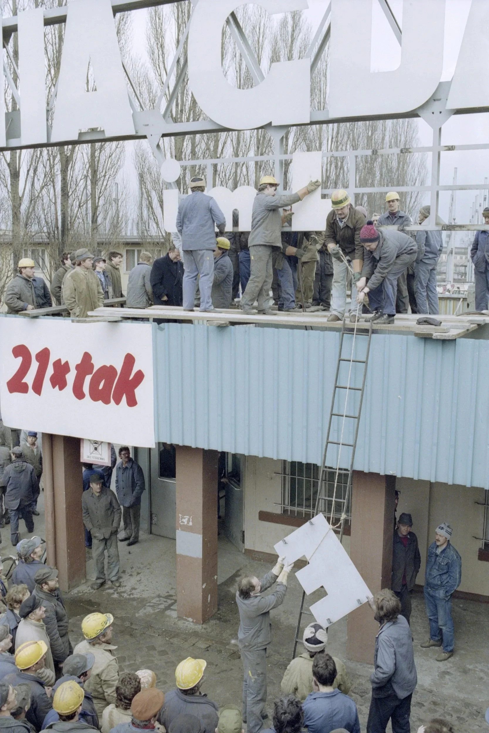 Stoczniowcy demontują nazwę Stoczni
Gdańskiej im. Lenina z bramy nr 2. Gdańsk, styczeń 1990
