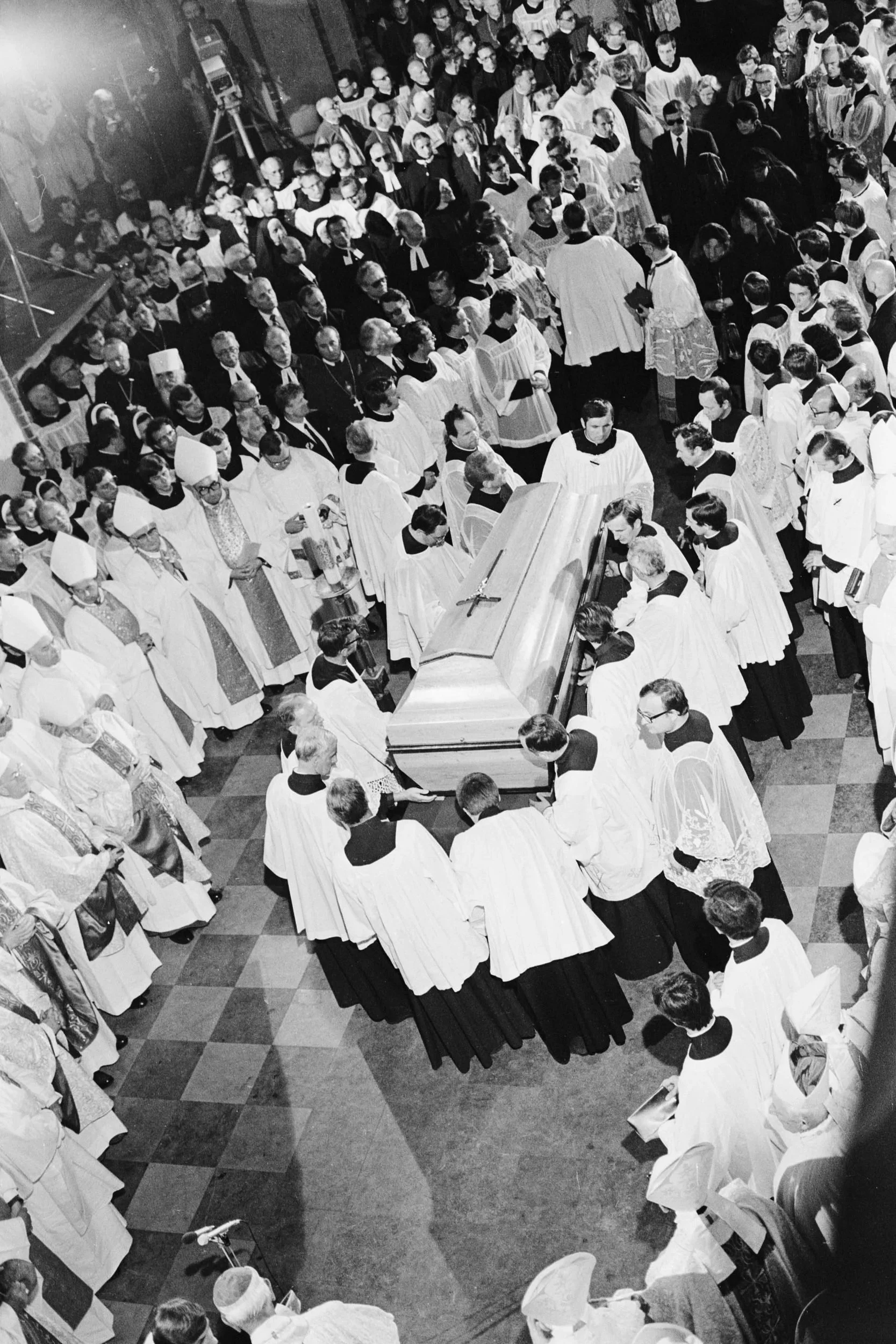 Pogrzeb Kardynała Stefana Wyszyńskiego.
Kościół pw.NMP. Warszawa, maj 1981