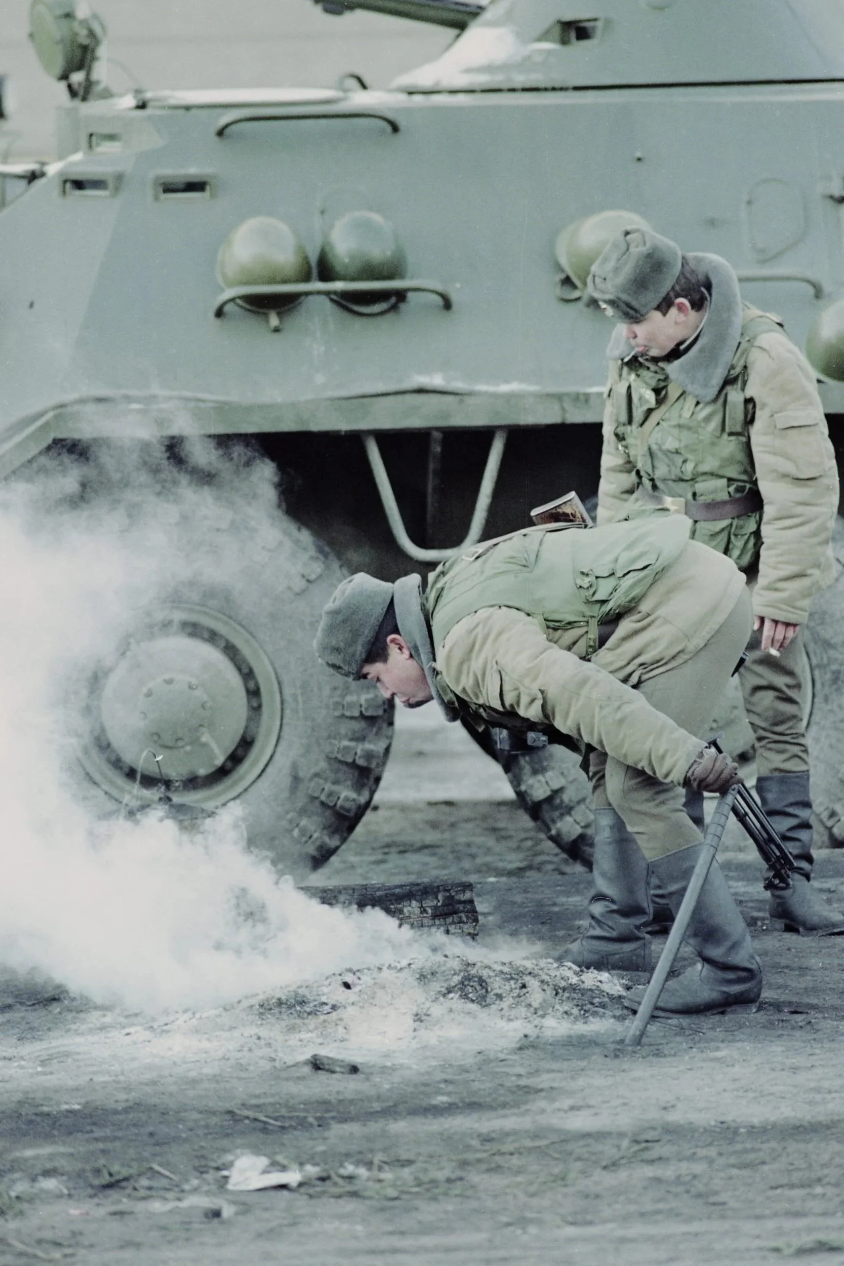 Żołnierze radzieccy na ulicy. Wilno, Litwa, styczeń 1991