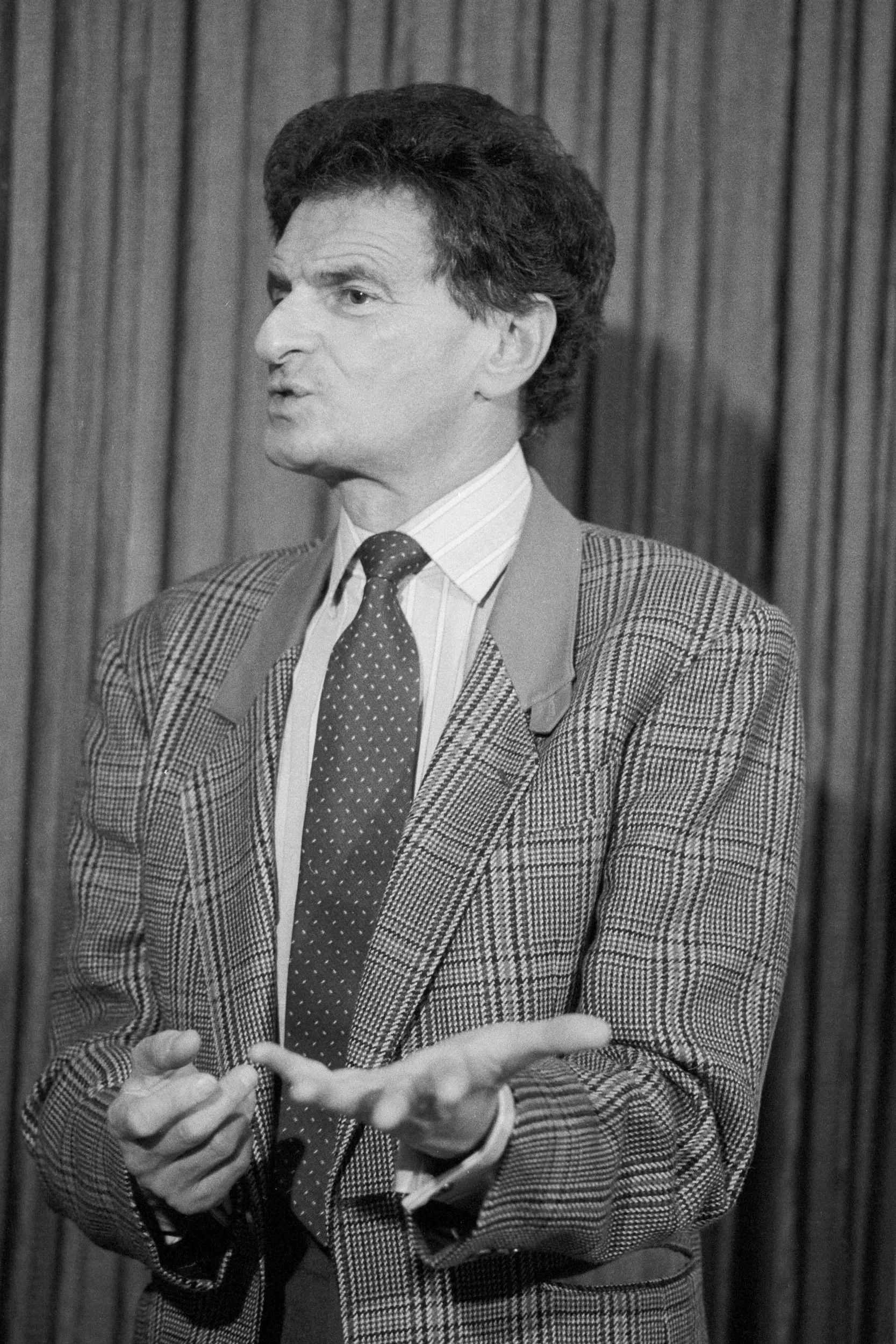 Jerzy Kosiński, pisarz. Warszawa, czerwiec, 1989