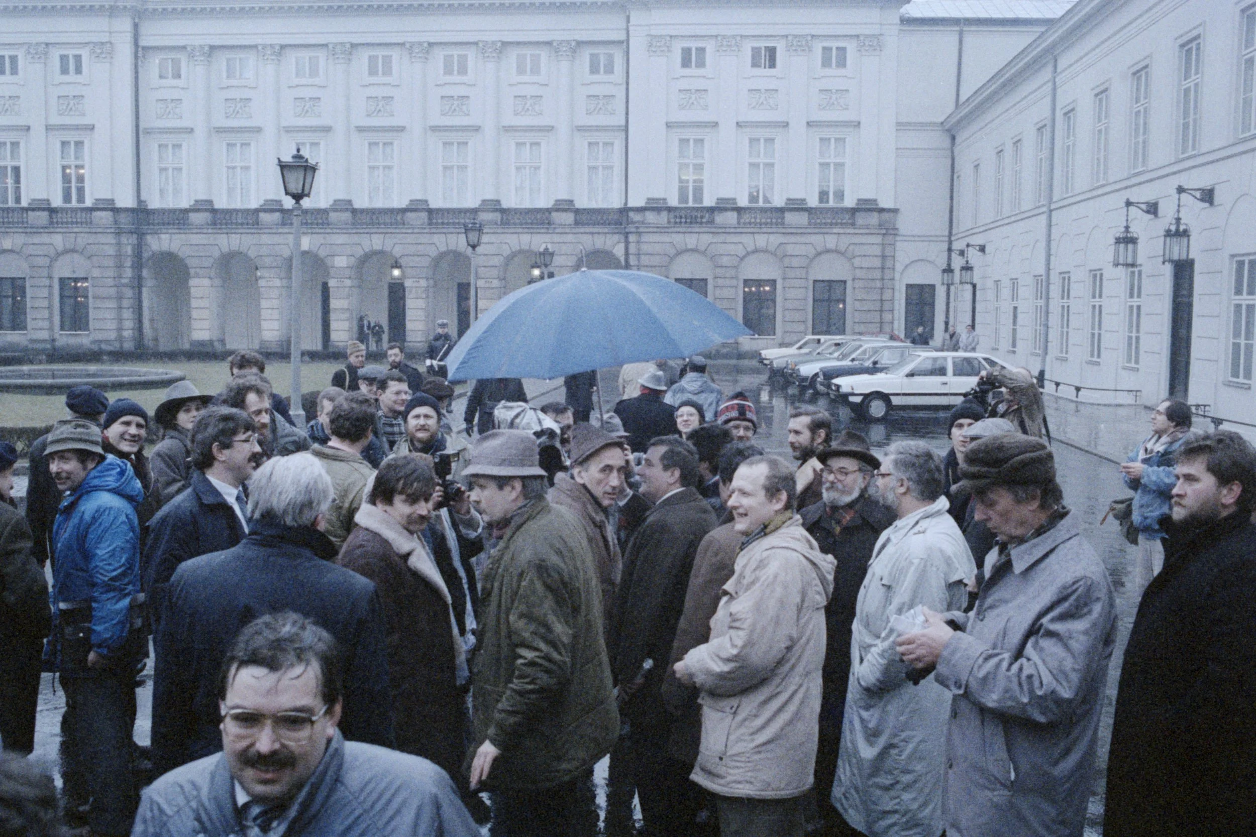 W drodze na Okrągły Stół, Warszawa,
6 lutego 1989. Na zdj. m.in. Lech Wałęsa,
Tadeusz Mazowiecki, Adam Michnik, Jan
Dworak, Janusz Onyszkiewicz, Henryk
Wujec, Alojzy Pietrzyk