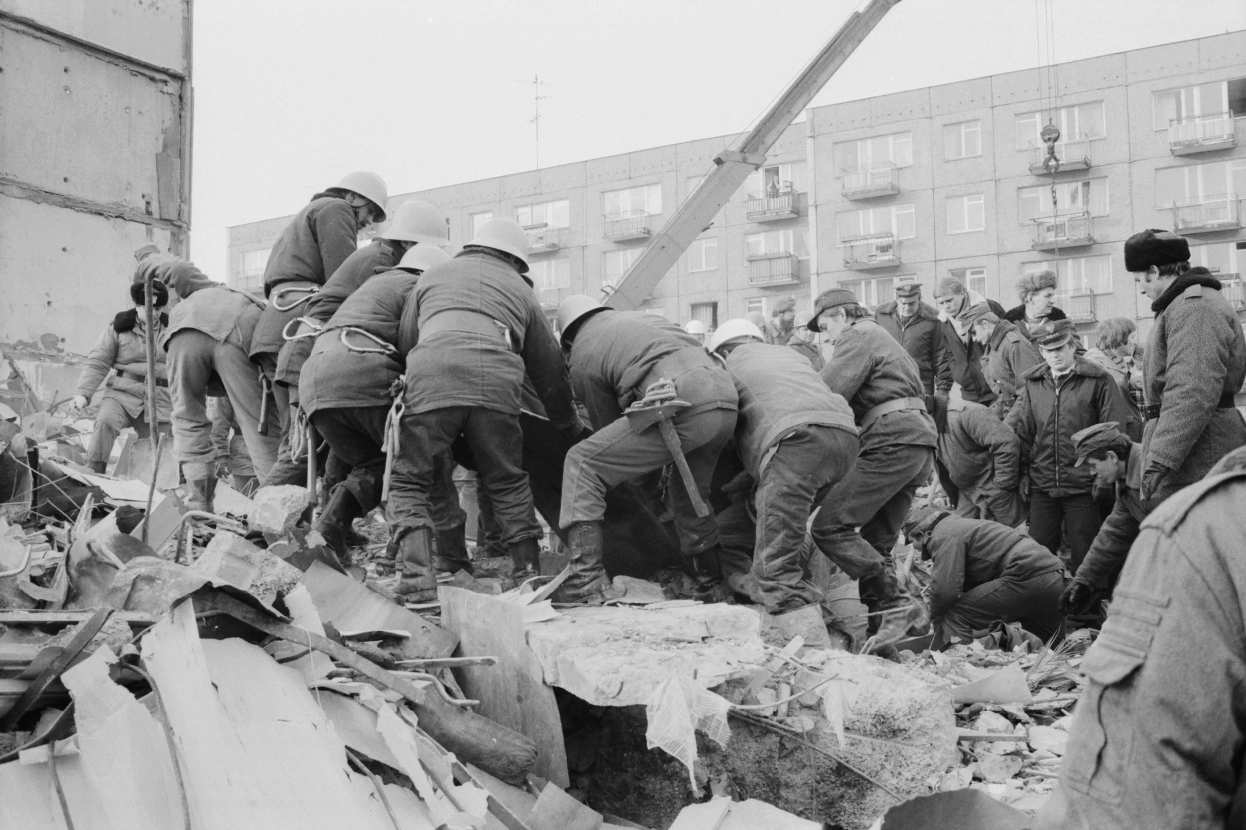 Akcja ratunkowa po wybuchu gazu. 
Łódź, grudzień 1983