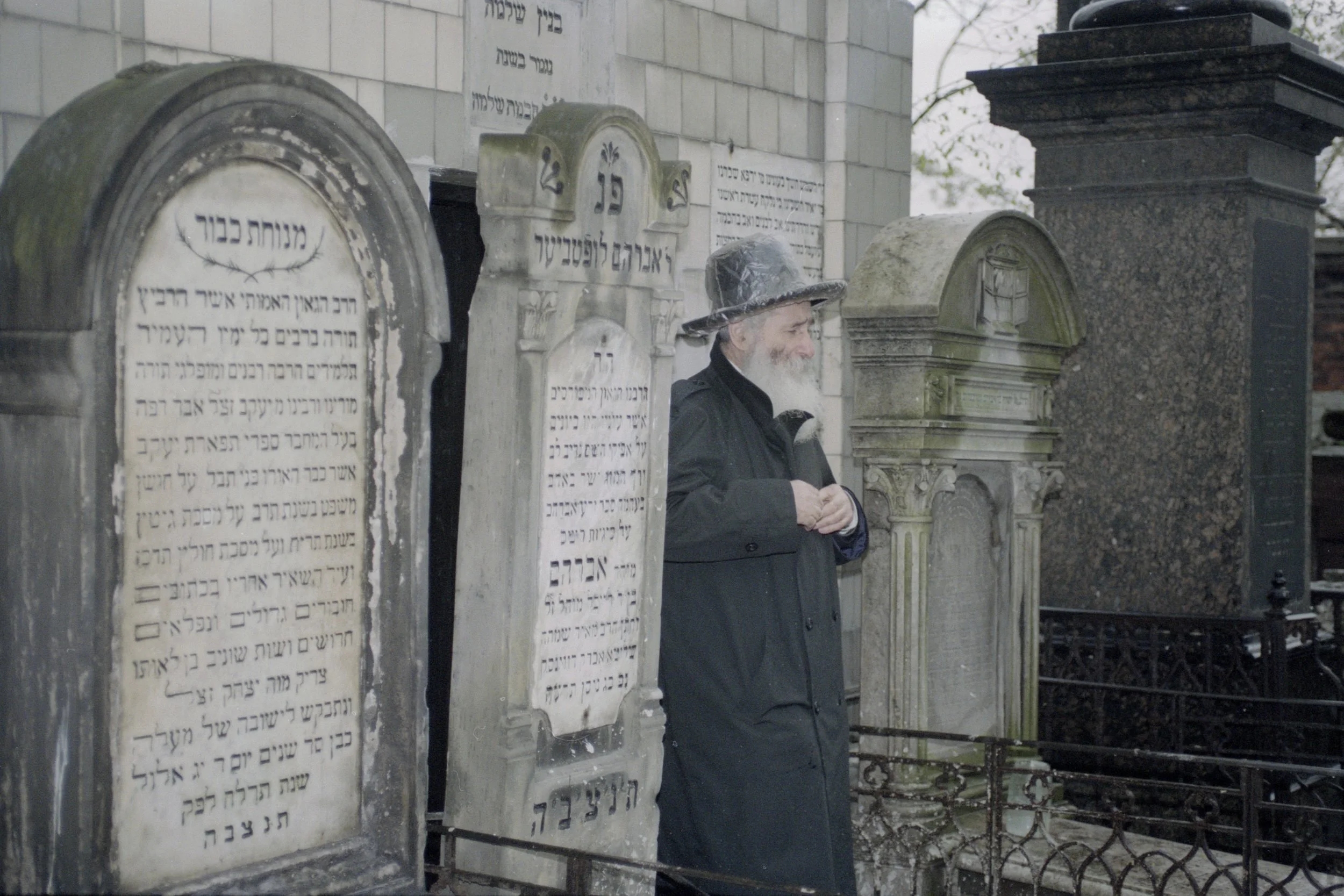 Rabin Polski Menachem Pinchas Joskowicz na Cmentarzu Żydowskim, Kwiecień, 1991