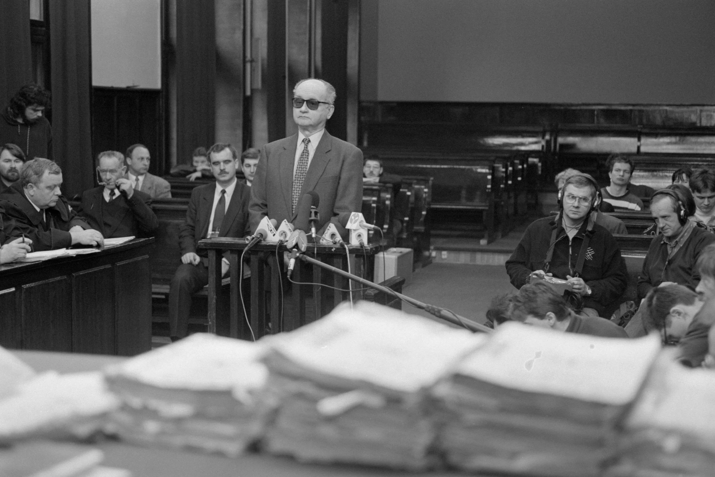Wojciech Jaruzelski zeznaje na swoim procesie, marzec 1996