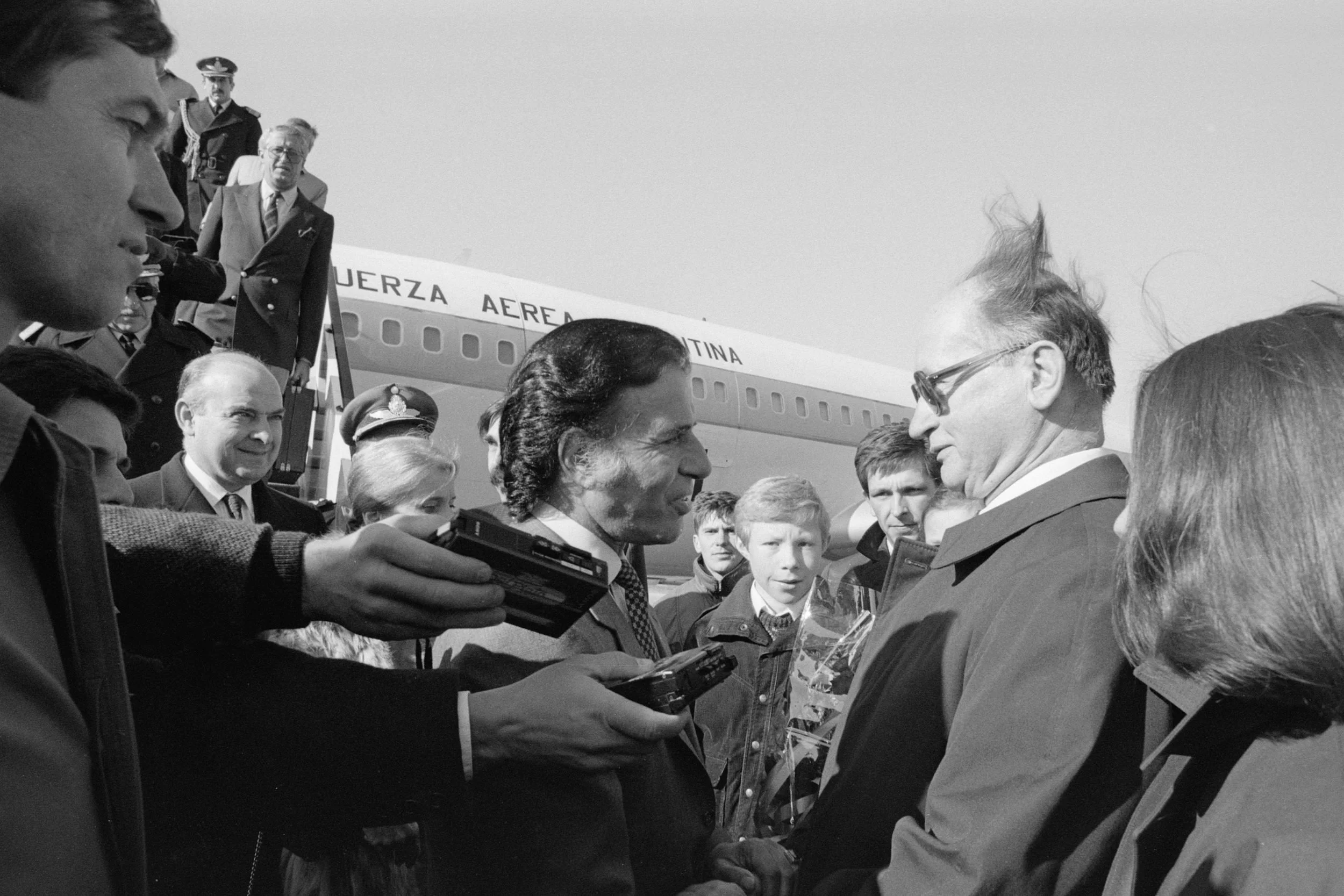 Prezydent Argentyny Carlos Menem i prezydent Wojciech Jaruzelski na lotnisku. Warszawa, październik 1990