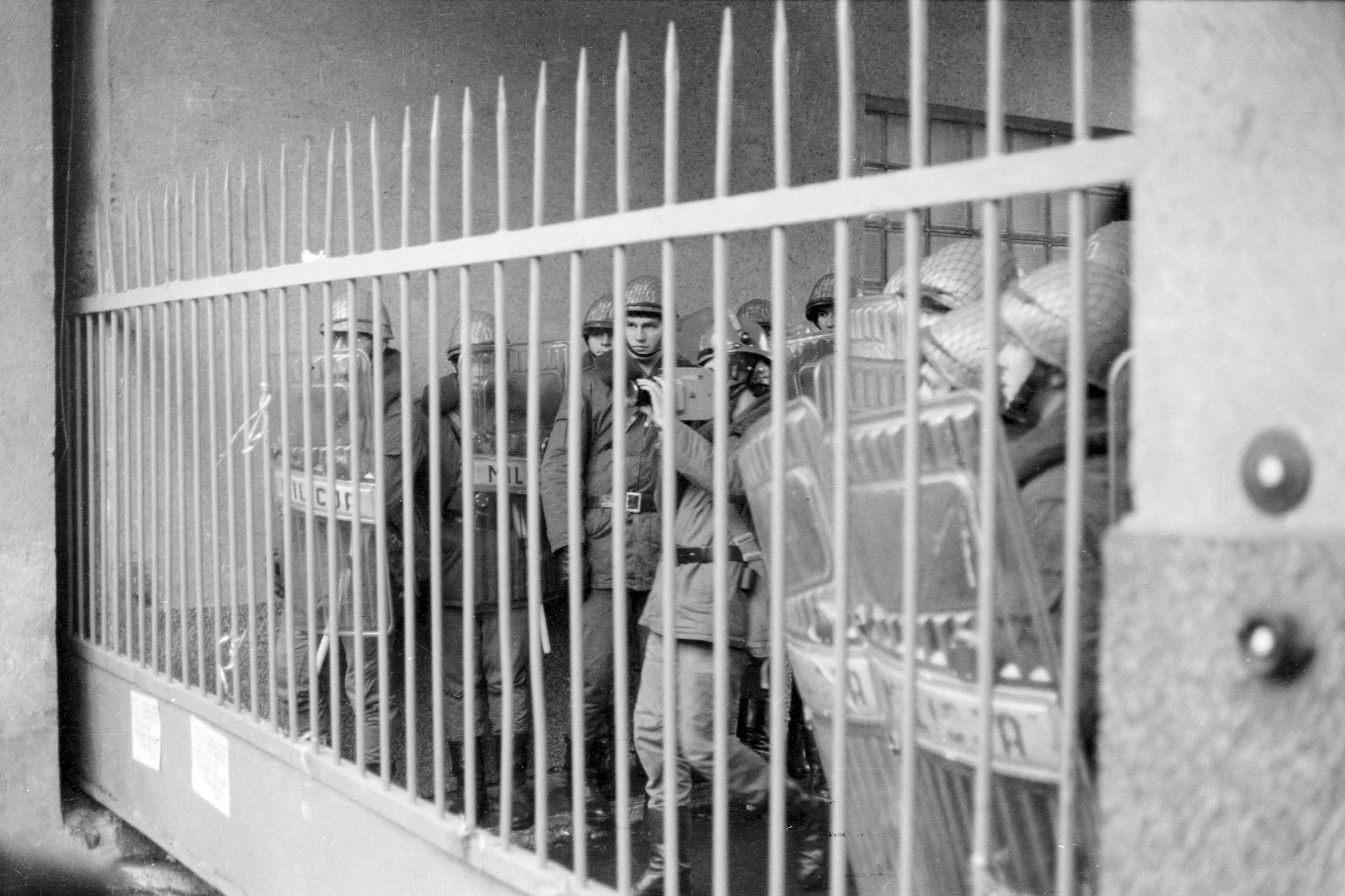 Milicja Obywatelska w Wyższej Oficerskiej Szkole Pożarniczej podczas strajku studentów.
Warszawa, grudzień 1981