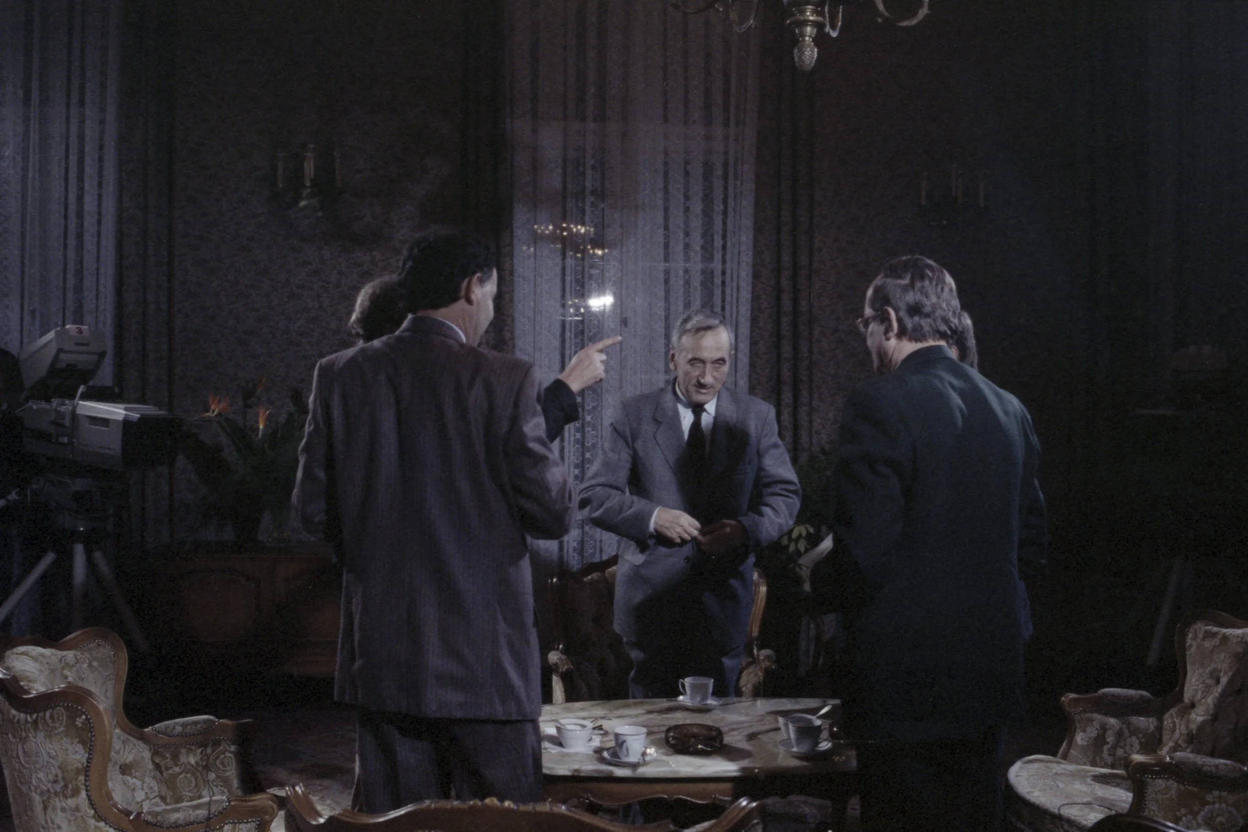 Premier Tadeusz Mazowiecki z dziennikarzami w swoim gabinecie, sierpień 1989