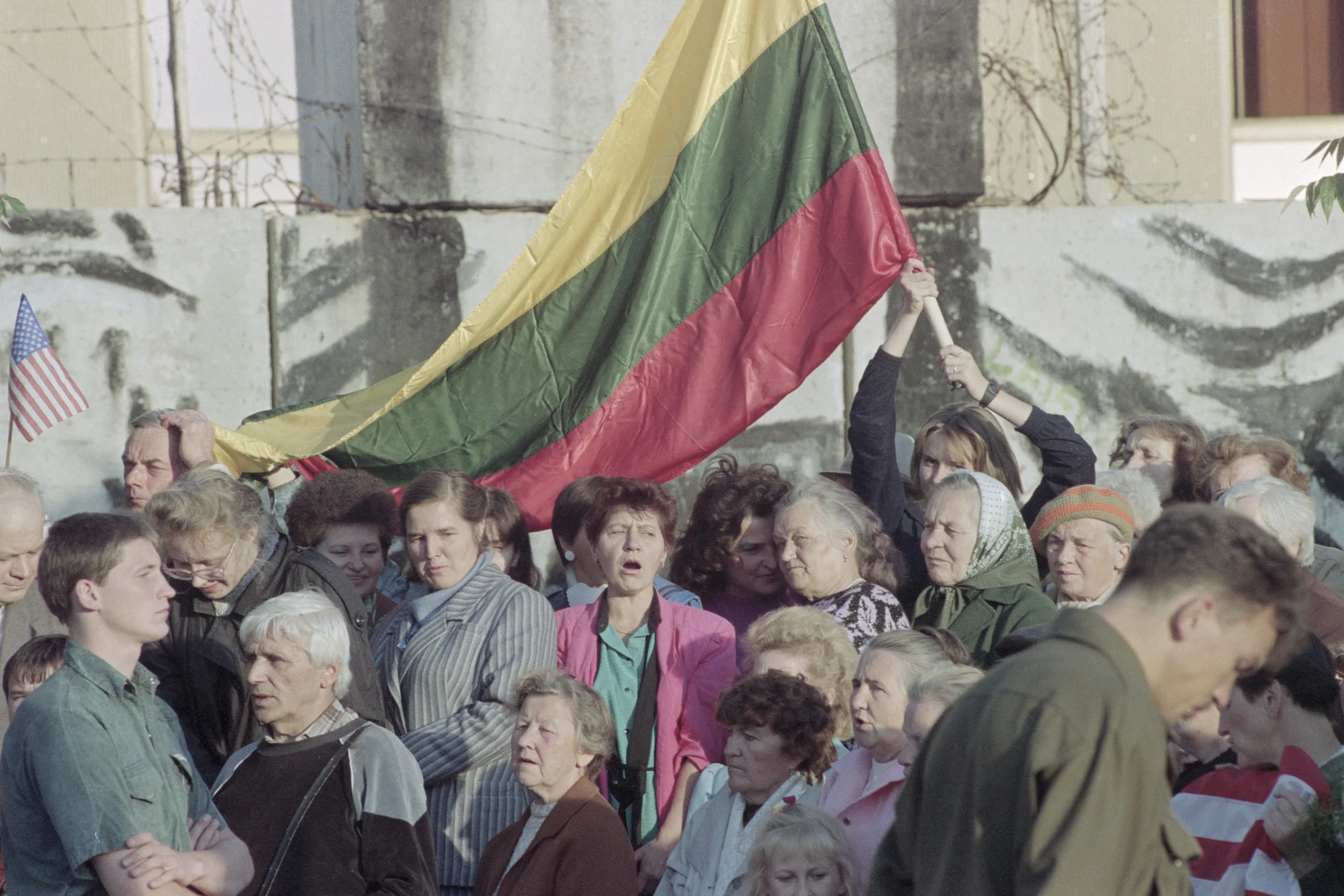 Litwini przed parlamentem. Wilno, 1991