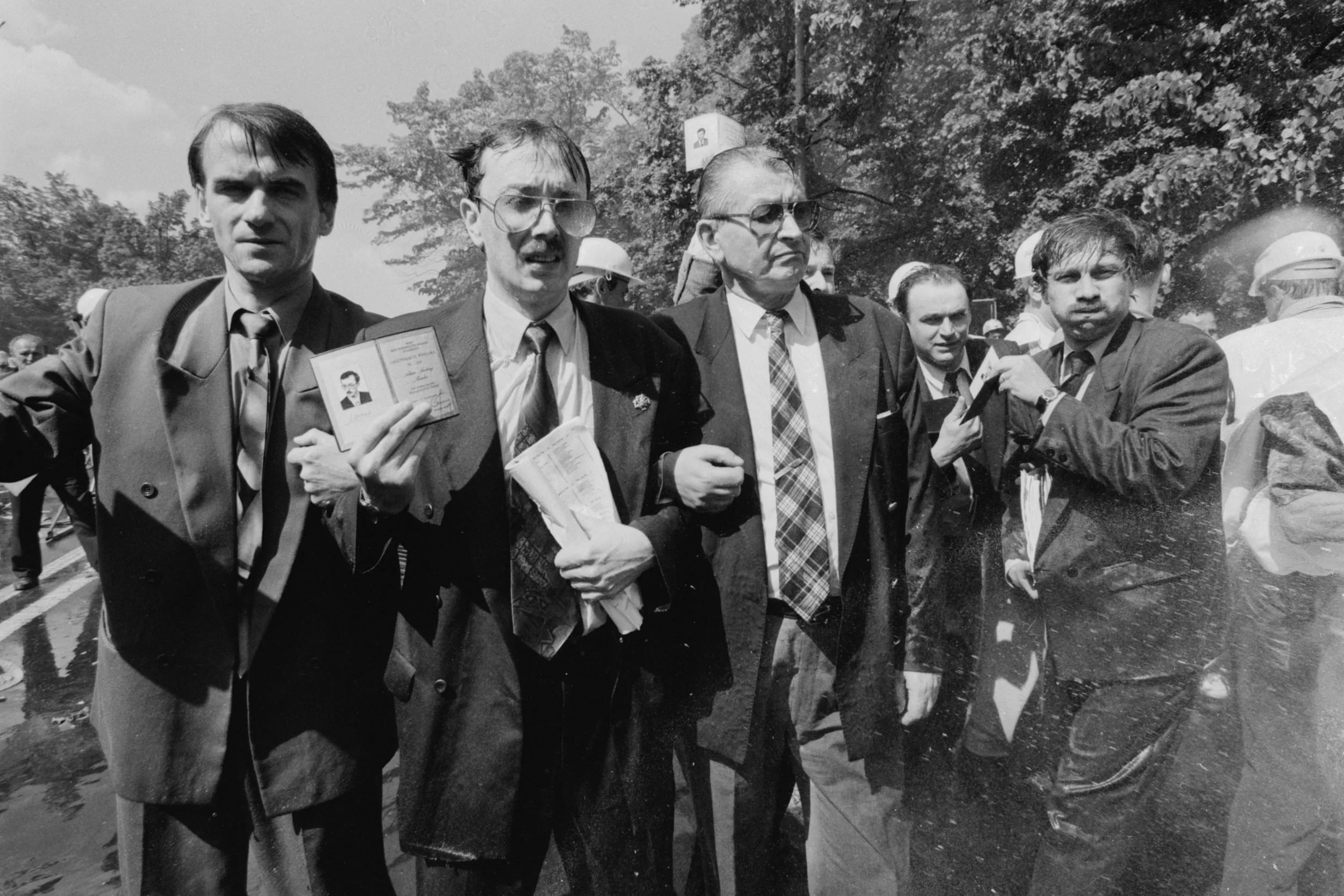 Demonstracja górników. Policja użyła armatek wodnych. Na zdj. m.in. posłowie Leszek Moczulski i Adam Słomka.
Warszawa, maj 1995