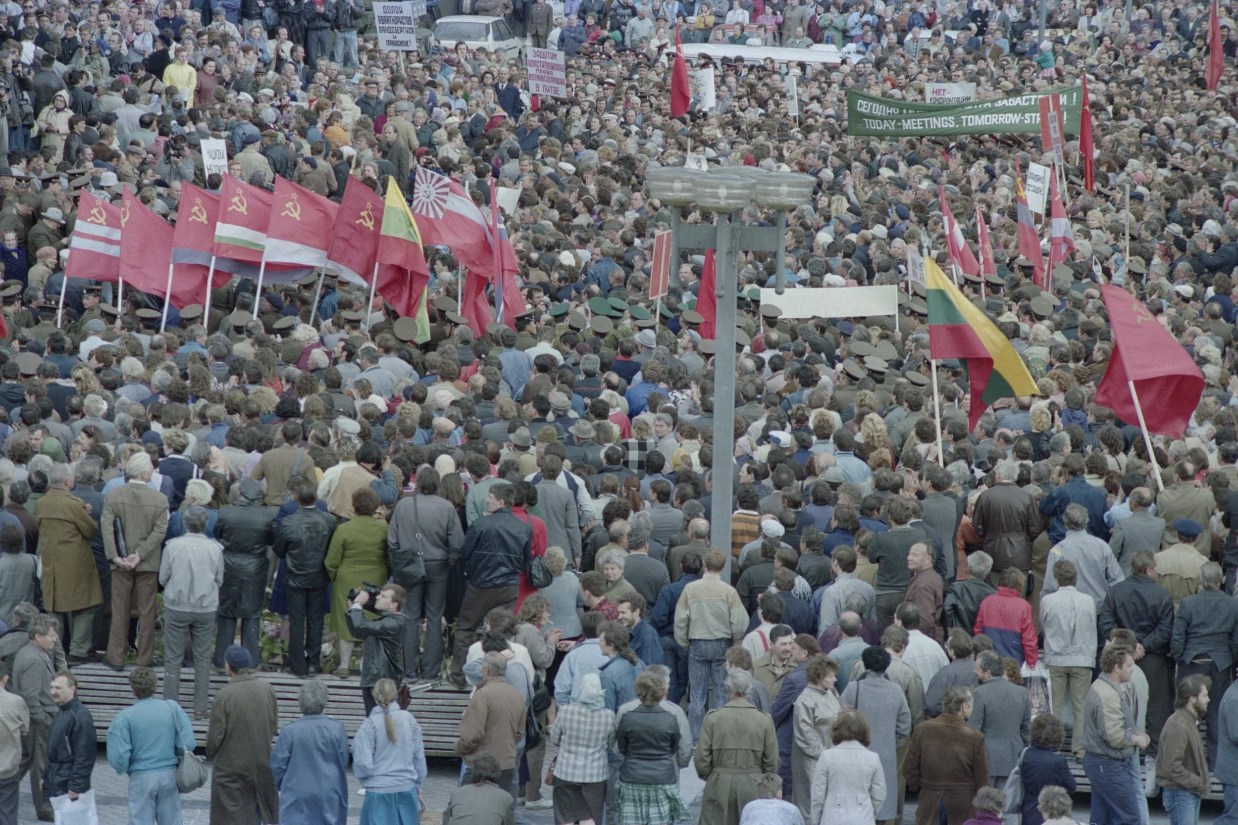 Manifestacja przed parlamentem.
Wilno, Litwa, jesień 1990