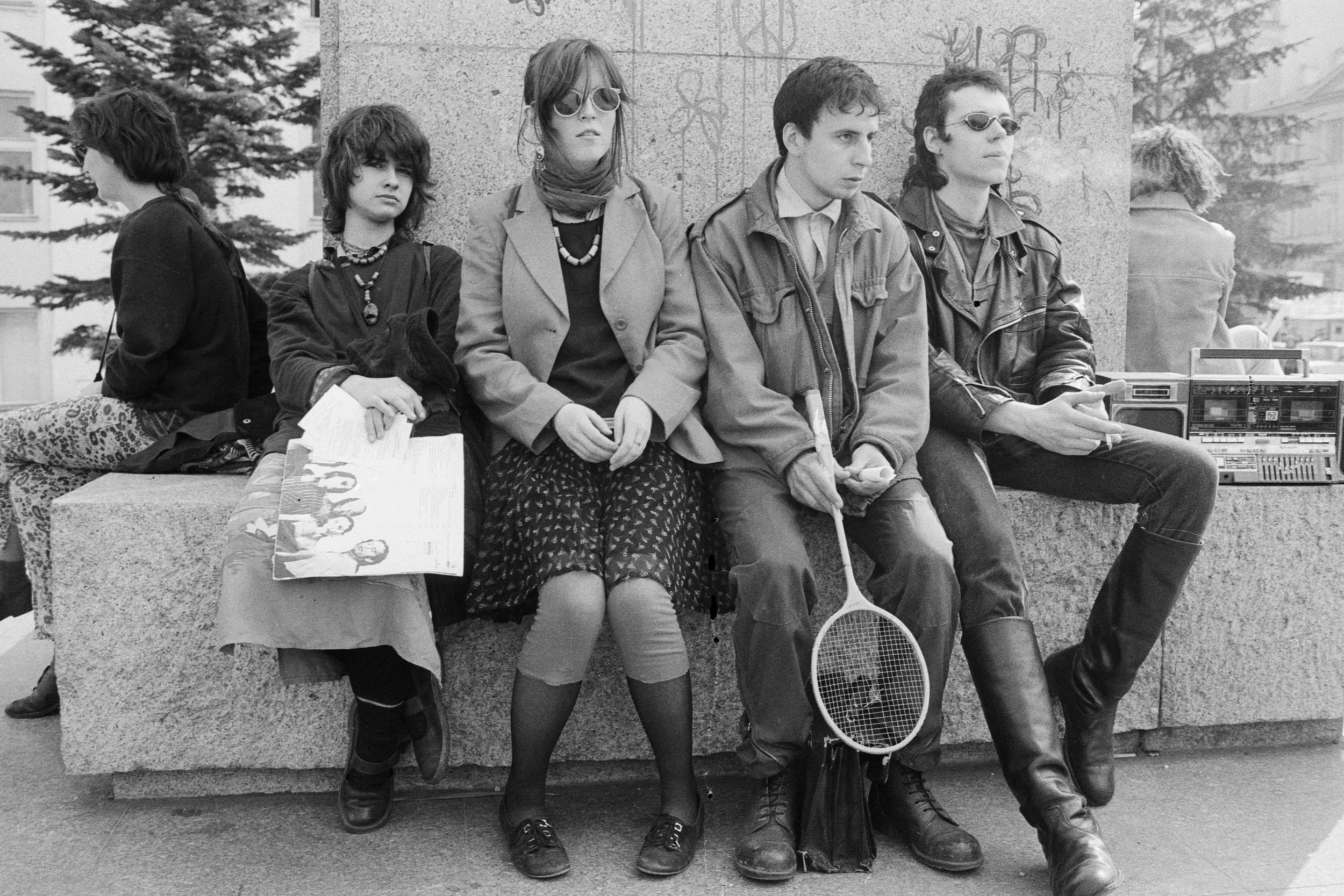 Młodzież pod pomnikiem Witosa. Warszawa, 1990